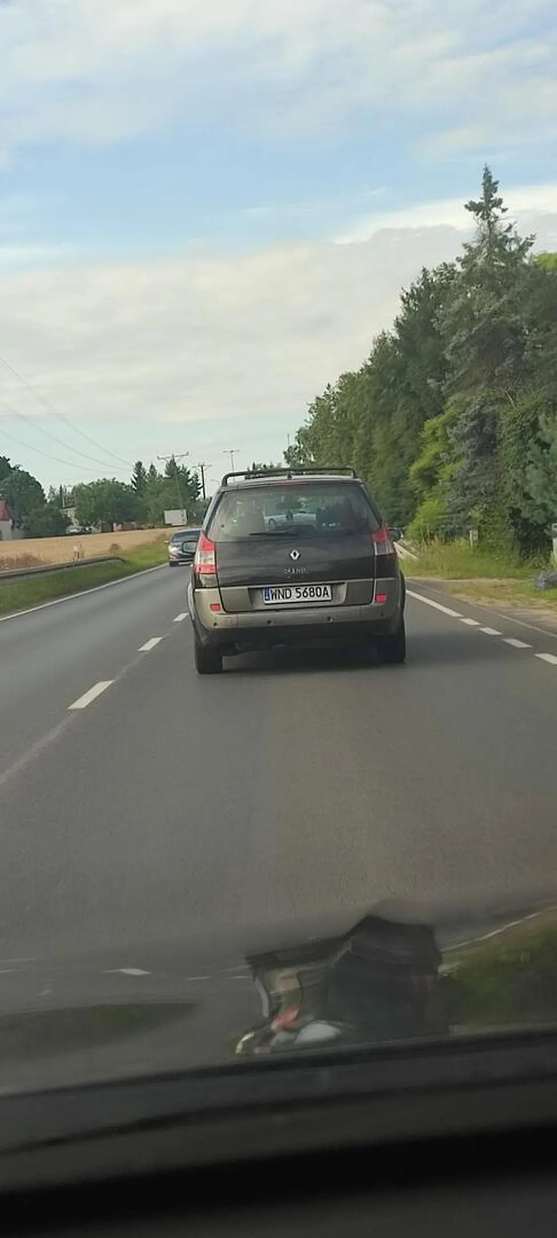 Polecam ponownie udać się na kurs i potrenować jazdę pod górkę. Kierowca żeby wystartować potrzebował oprzeć się o mój zderzak i z totalną ingerencją na otoczenie ruszył dalej. Zalecam szczególną ostrożność przy ruszaniu z miejsca tego kierowcy. Klasyfikacja zagrożenia na drodze 7/10