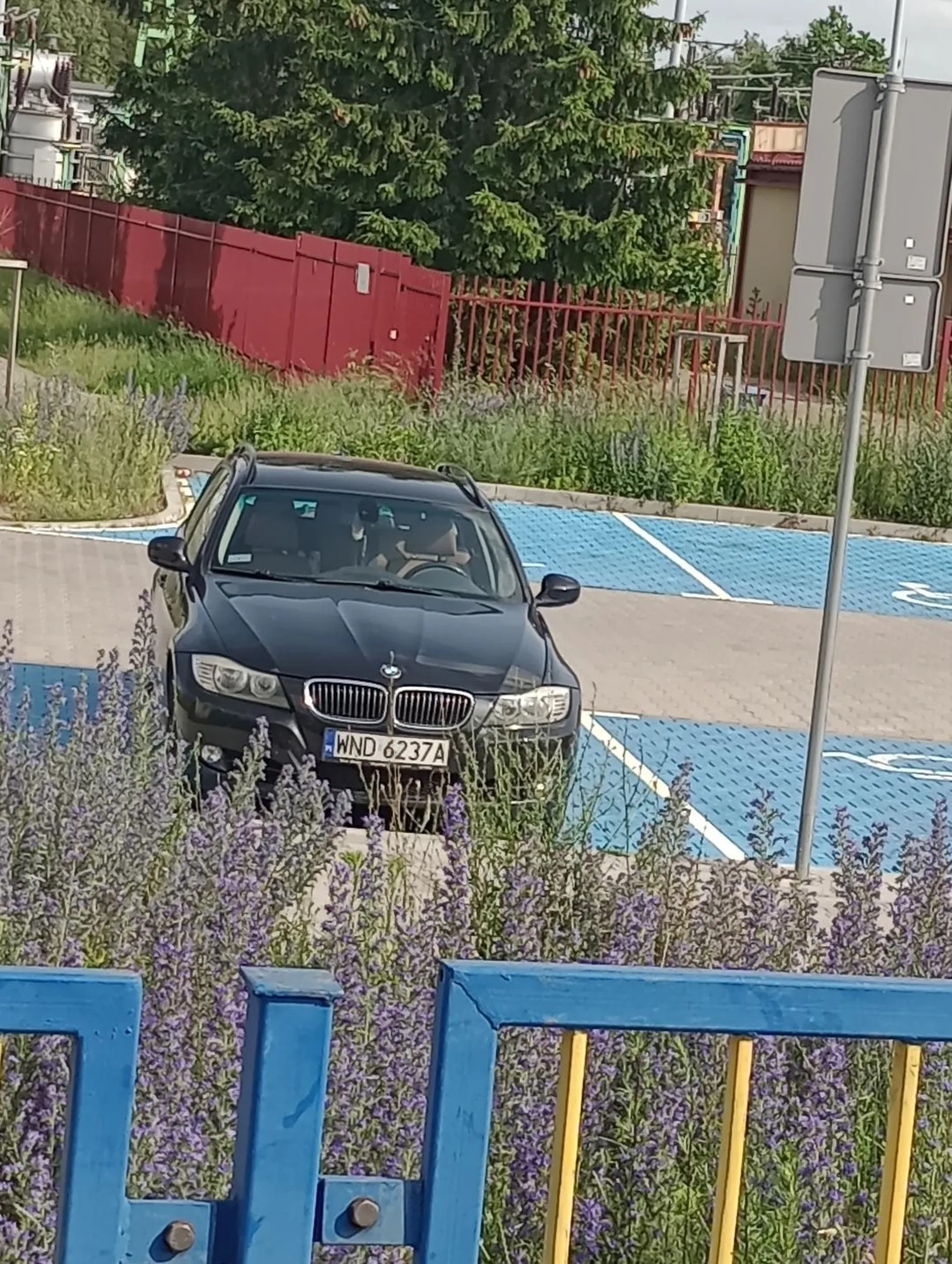 Parkowanie na miejscu dla niepełnosprawnych