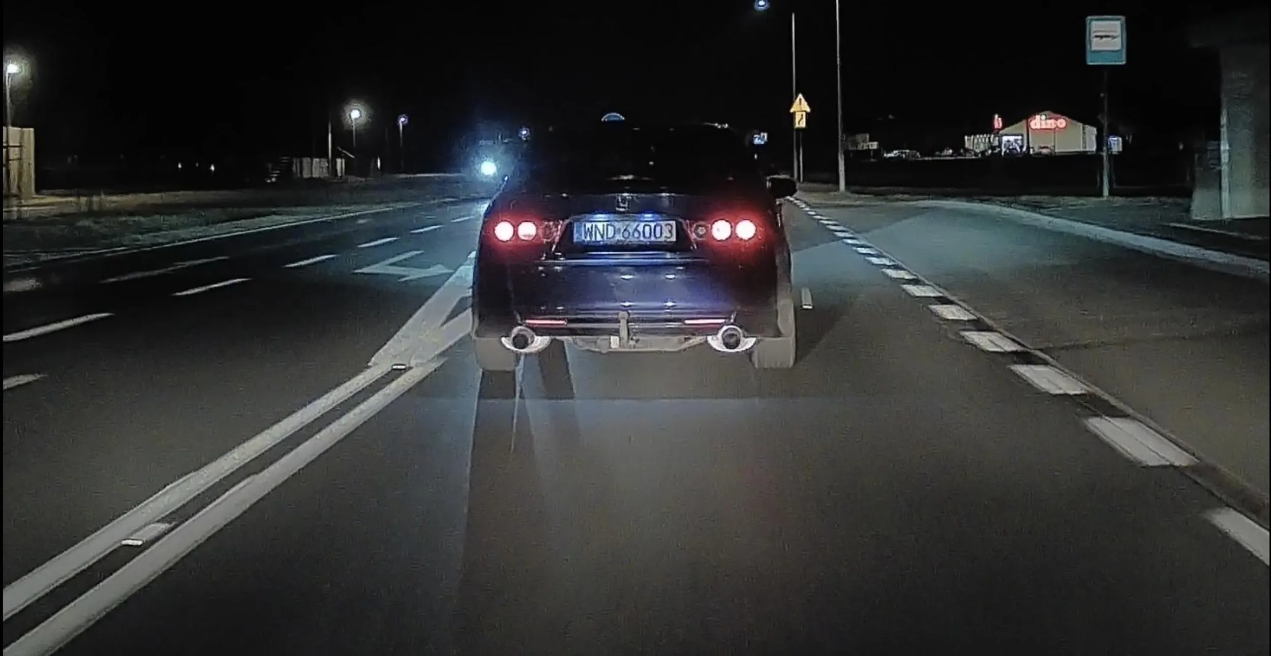 Prostactwo wyrzuca niedopałki za okno. Ze strony pasażera.