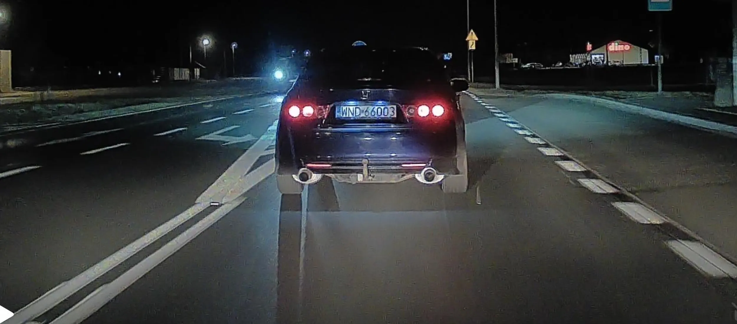 Prostactwo wyrzuca niedopałki za okno. Ze strony pasażera.