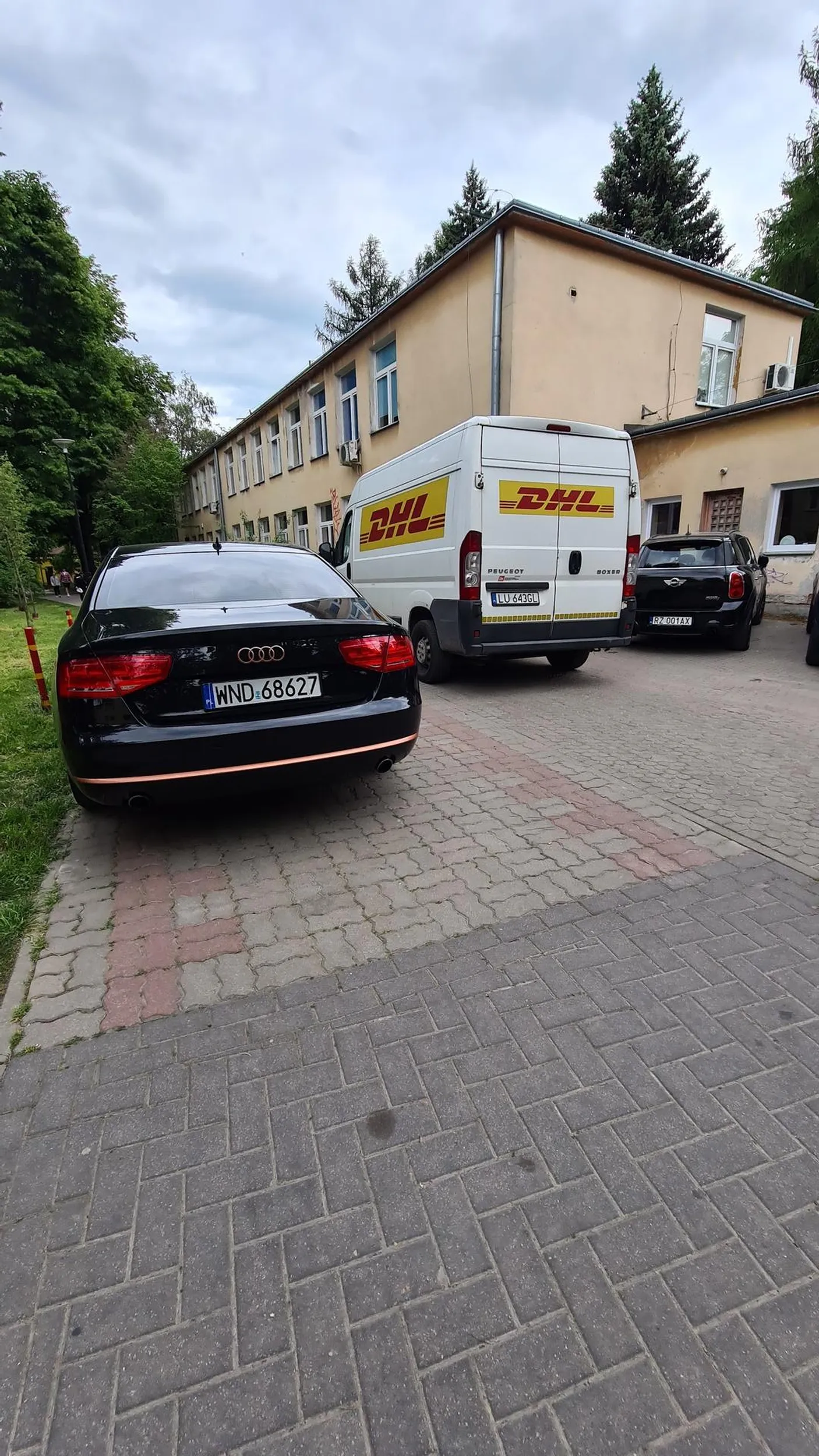 Zastawiony chodnik i droga pożarowa do osiedla