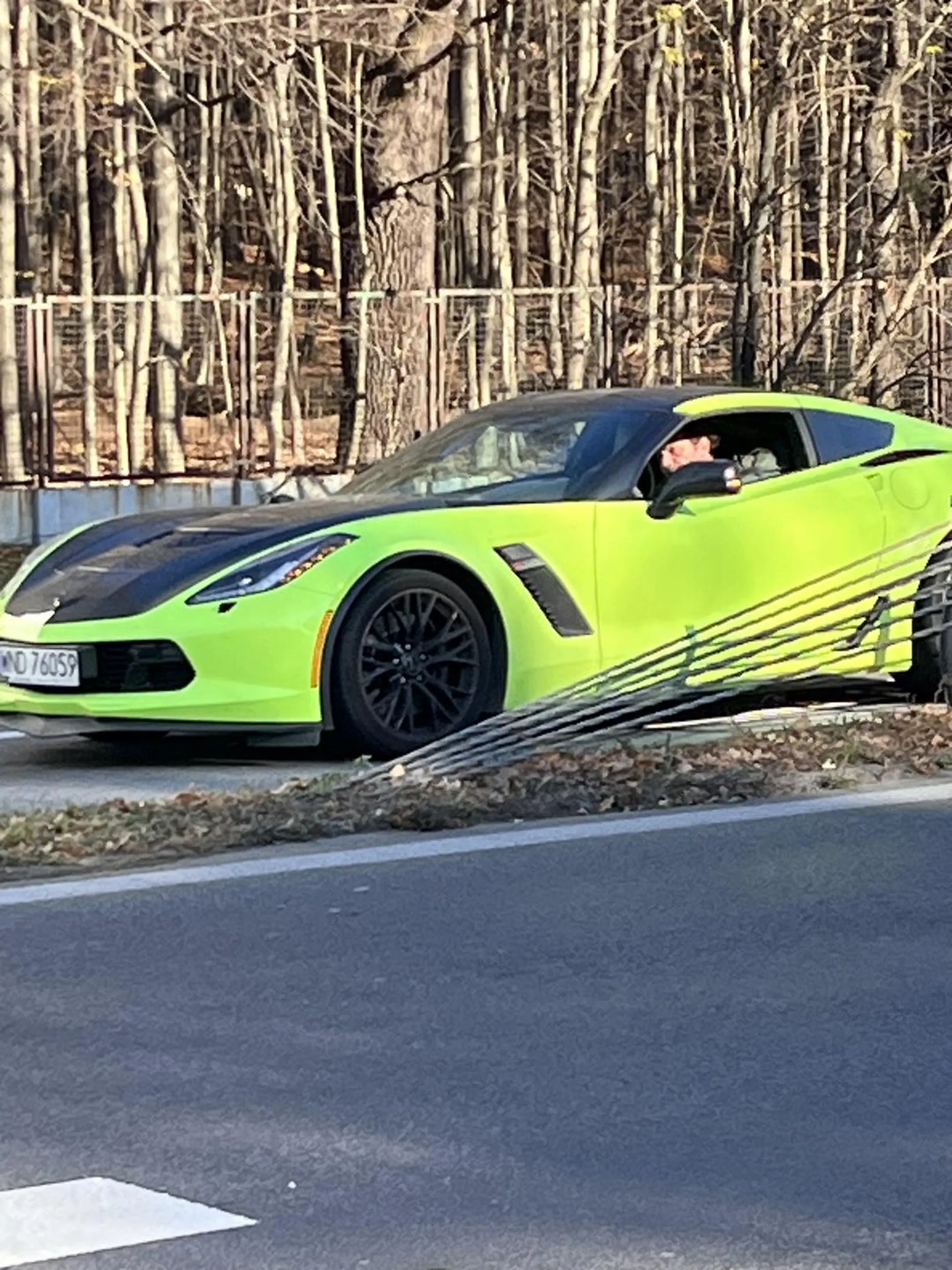 Gosciu wyglada jak trevor philips z gry GTA 5, jedzi jak psychopata, pali szlugi w corvette c7