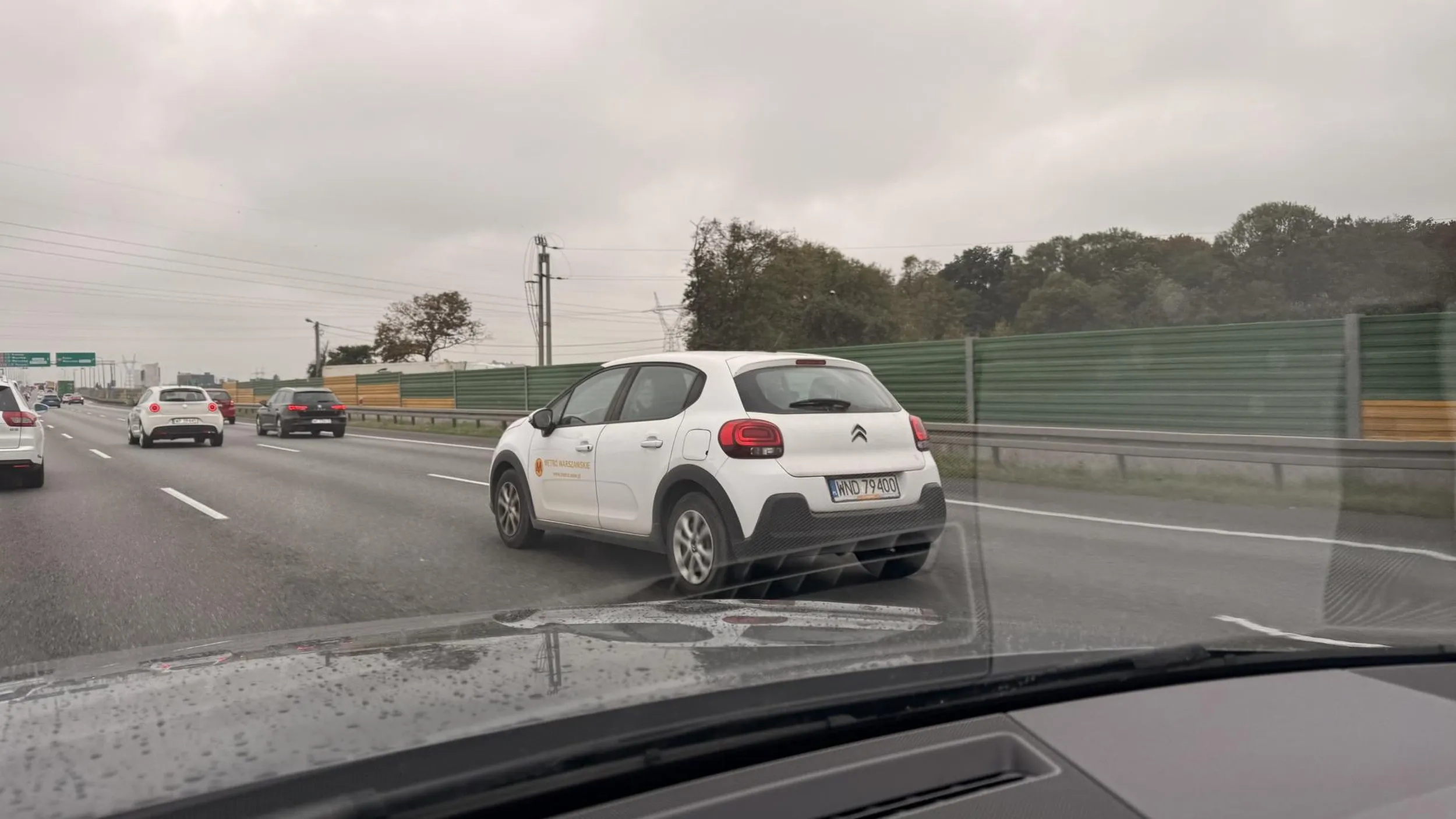 Skacze po pasach jak poparzony zajeżdża chamuje