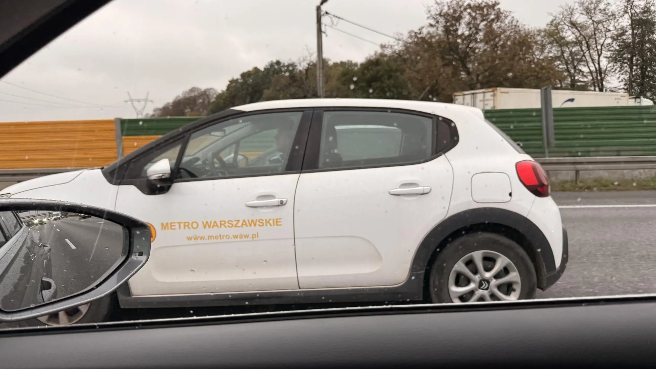 Skacze po pasach jak poparzony zajeżdża chamuje