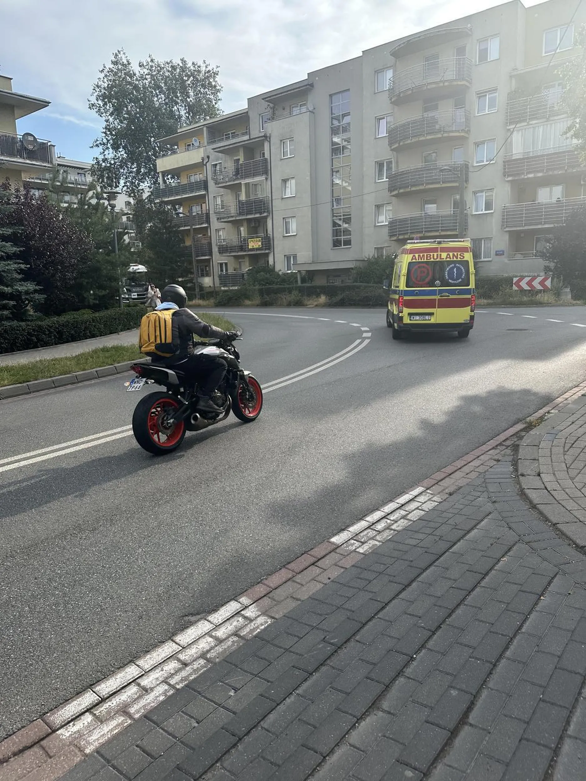 Czy czerwone czy zielone, nie ma różnicy. Trzeba przeskakiwać z nogi na nogi na pasach żeby nie zostać rozjechanym.