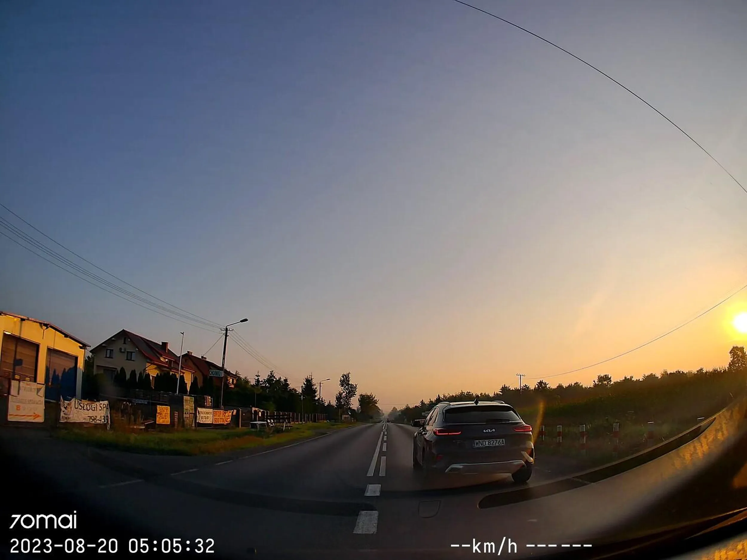 Burak przedstawia się jako były policjant przyśpiesza podczas wyprzedzania.