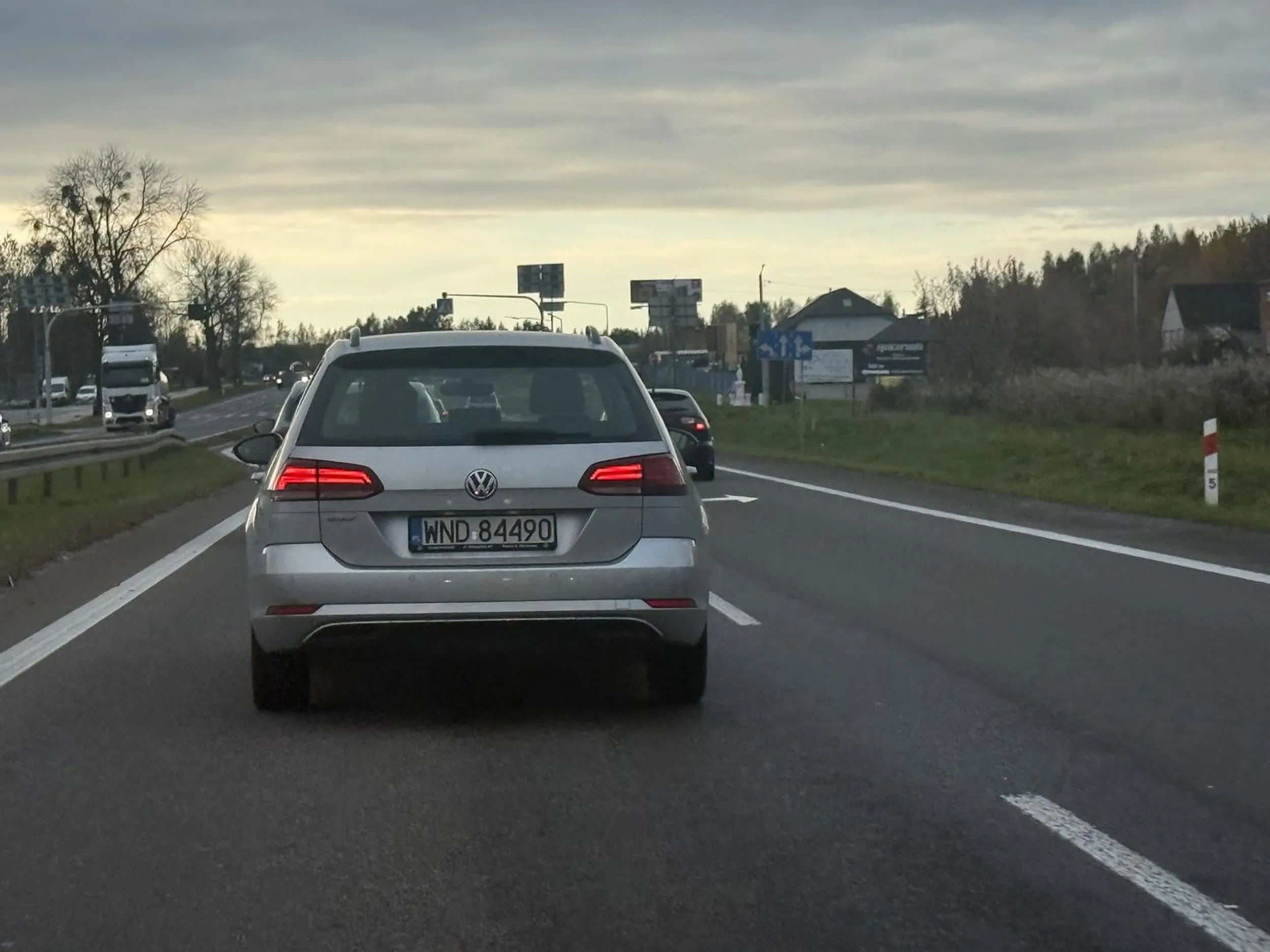jazda lewym pasem z telefonem w ręku. Zajeżdżanie drogi i hamulec.