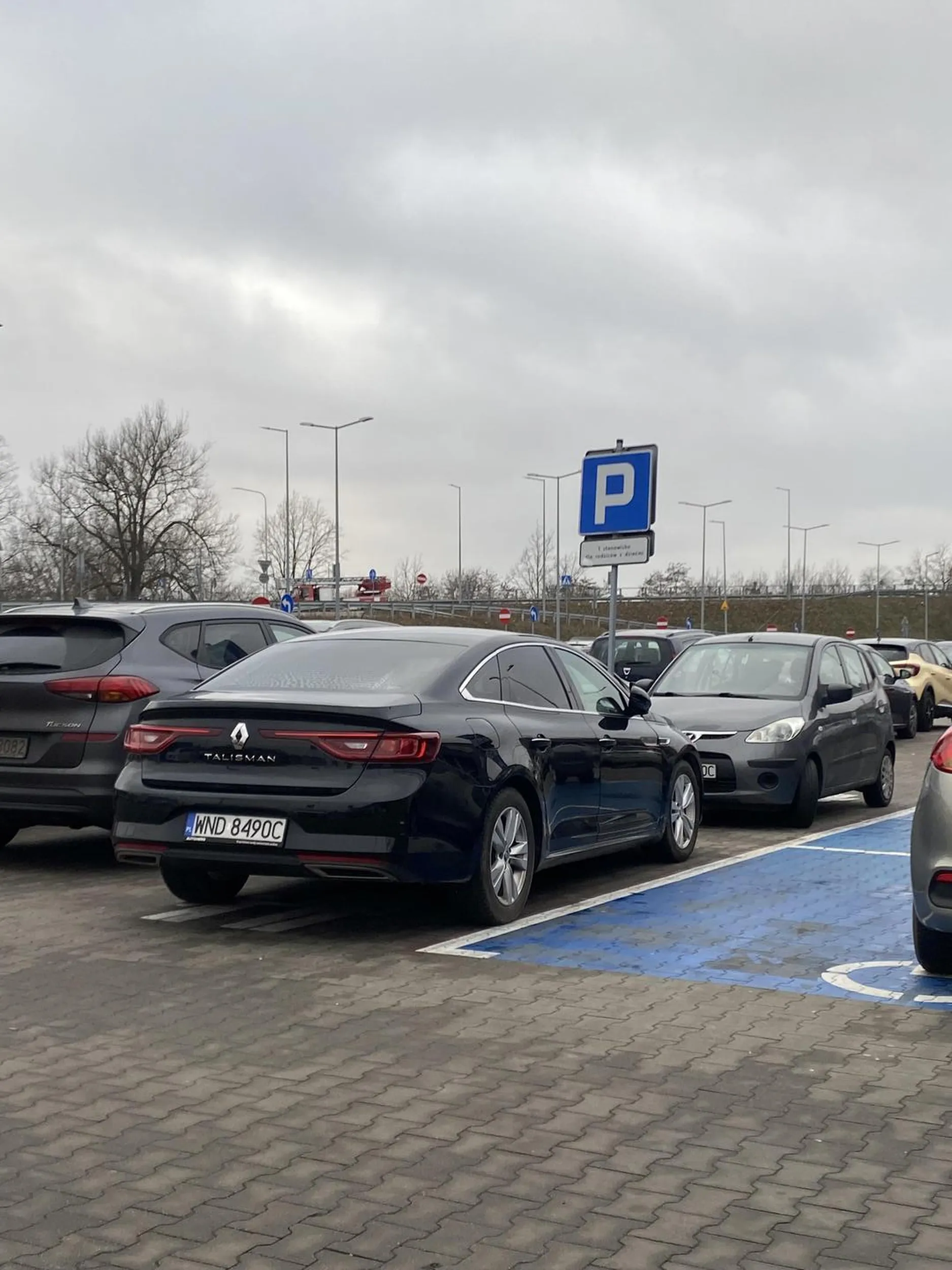 Chyba zapomniałeś dziecka z samochodu. Nie parkuj na miejscach dla rodziców z dziećmi jeśli nie masz dziecka ;)