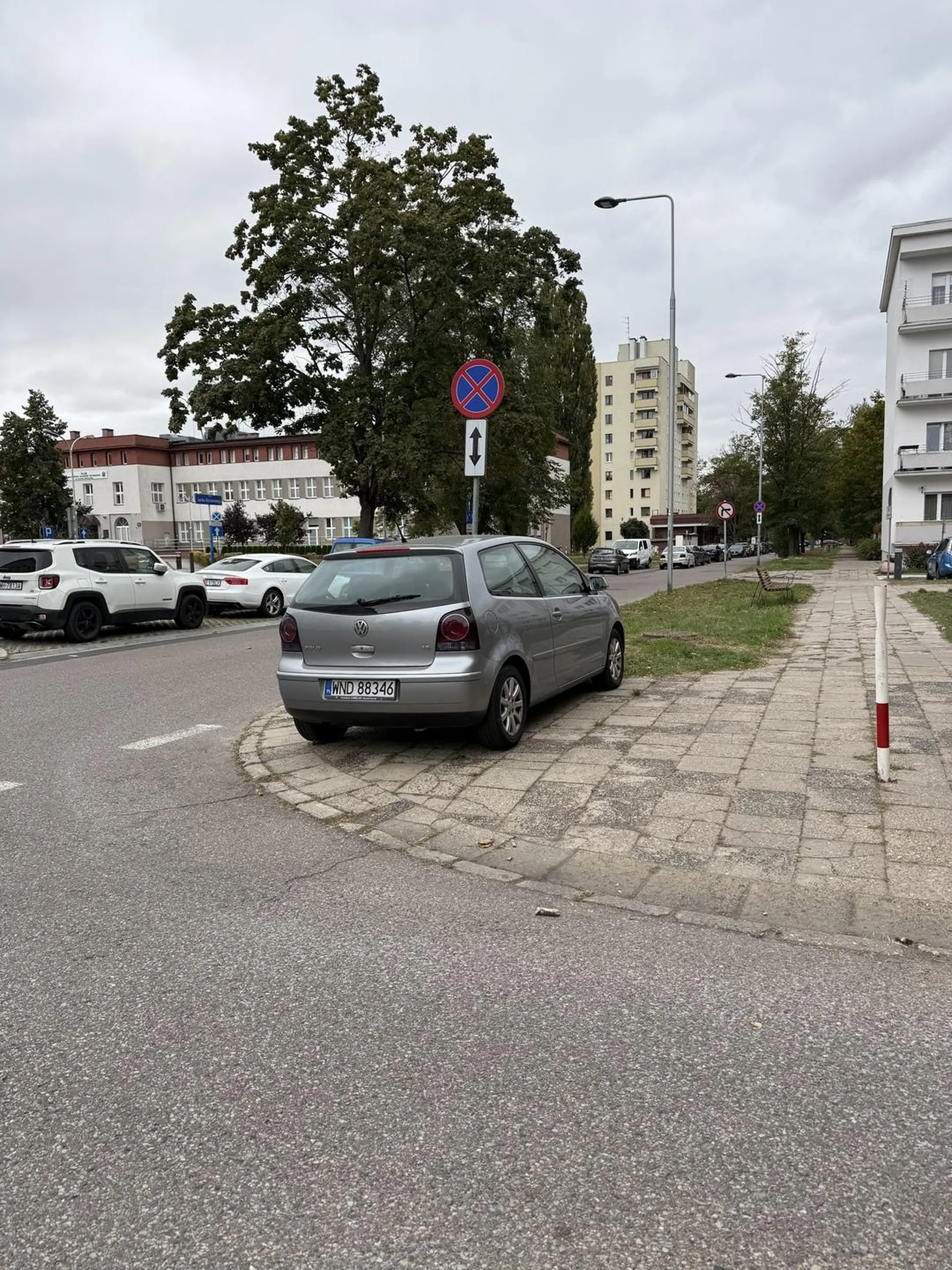 Czy ty człowieku umiesz znaki? Jako żołnierz to chyba podstawa zady nie? Jeszcze chamsko wjechałeś prawie w ten znak.