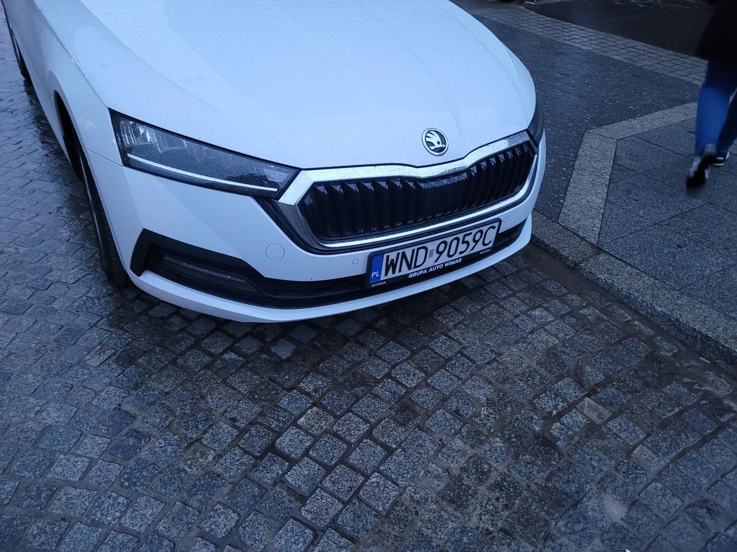 Ewidentnie ktoś pierwszy raz w mieście,i w dodatku provlemy z parkowaniem.