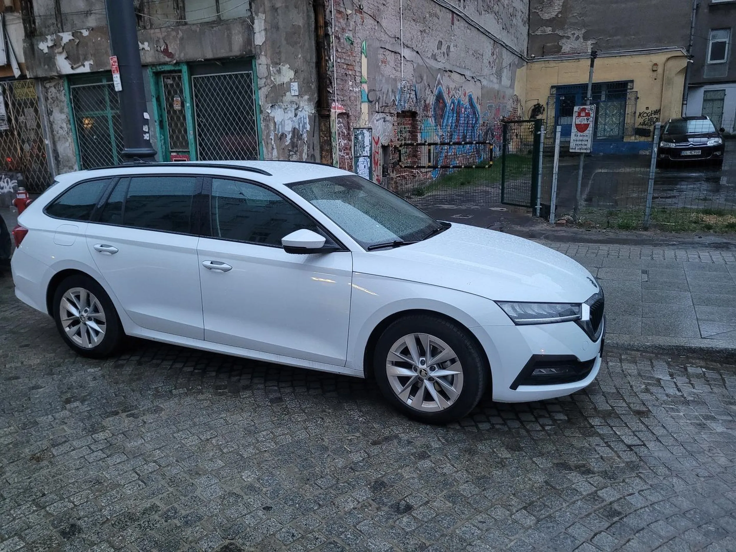 Ewidentnie ktoś pierwszy raz w mieście,i w dodatku provlemy z parkowaniem.