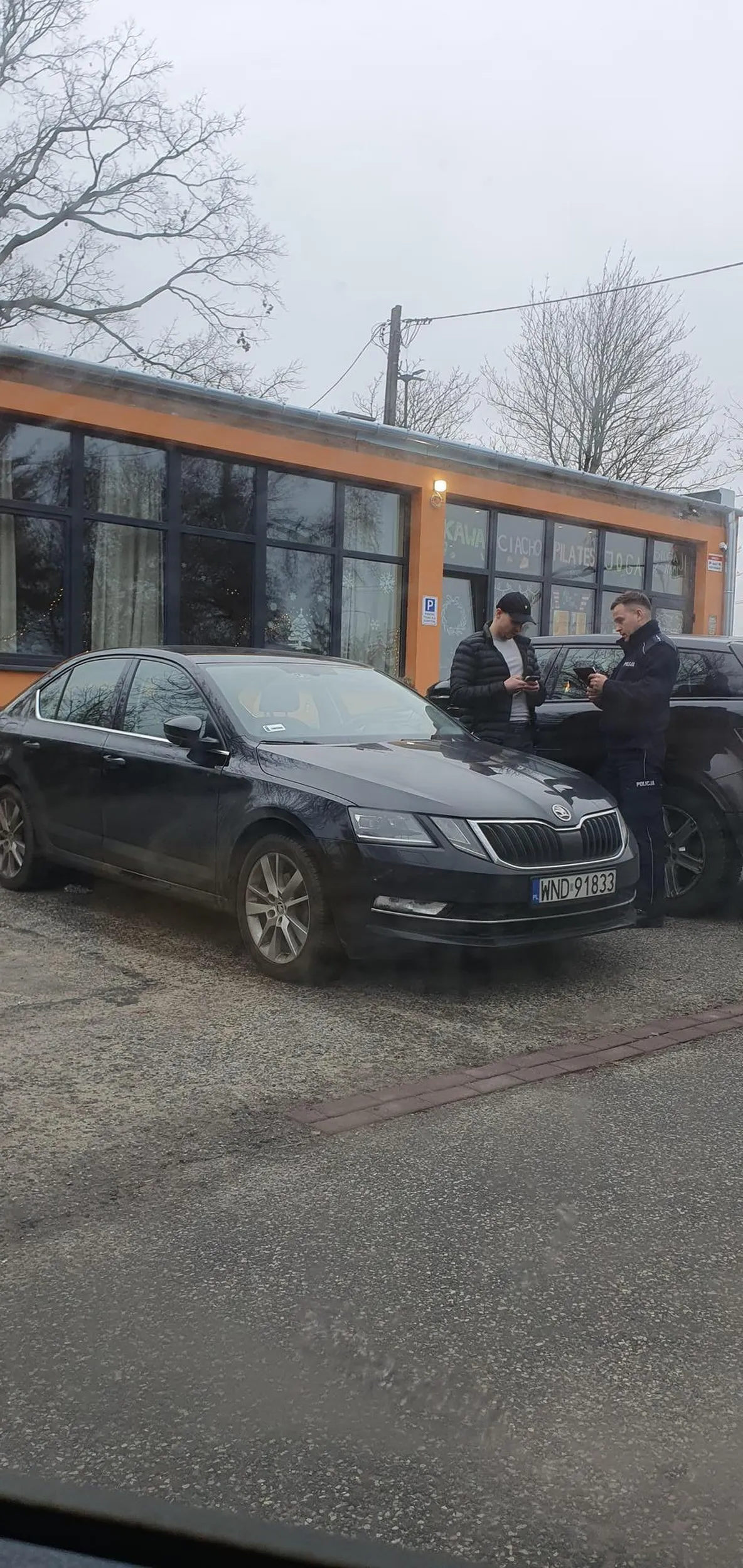 Cham, jeździ niebezpiecznie i próbuje wyłudzać odszkodowania.