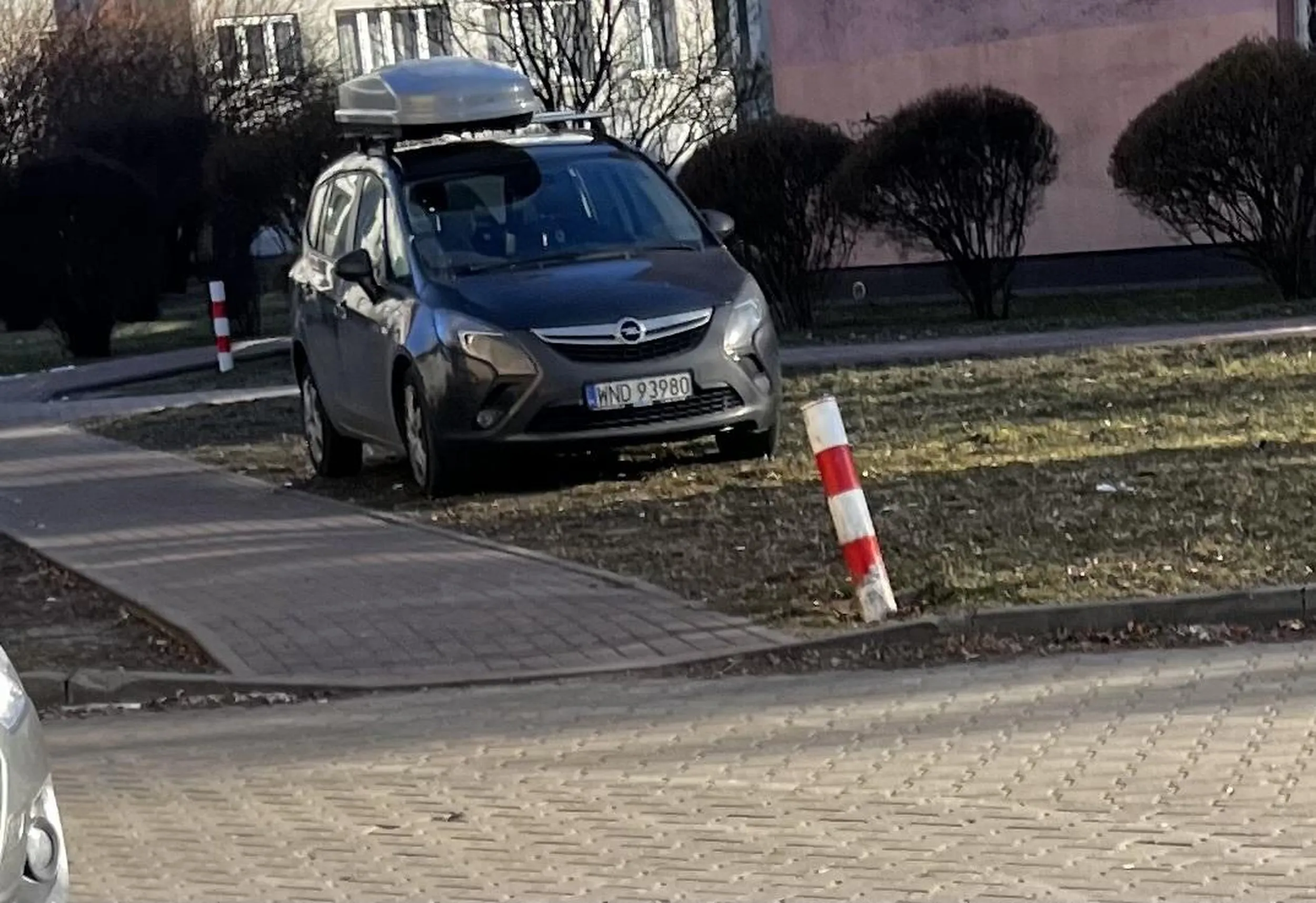 Nowy parking ? ? pogratulować kierowcy za pomysłowość… a tak poważnie skoro parking zapełniony jest drugi od drogi głównej ? kierowco ! 5 metrów się przejść to chyba nie problem
