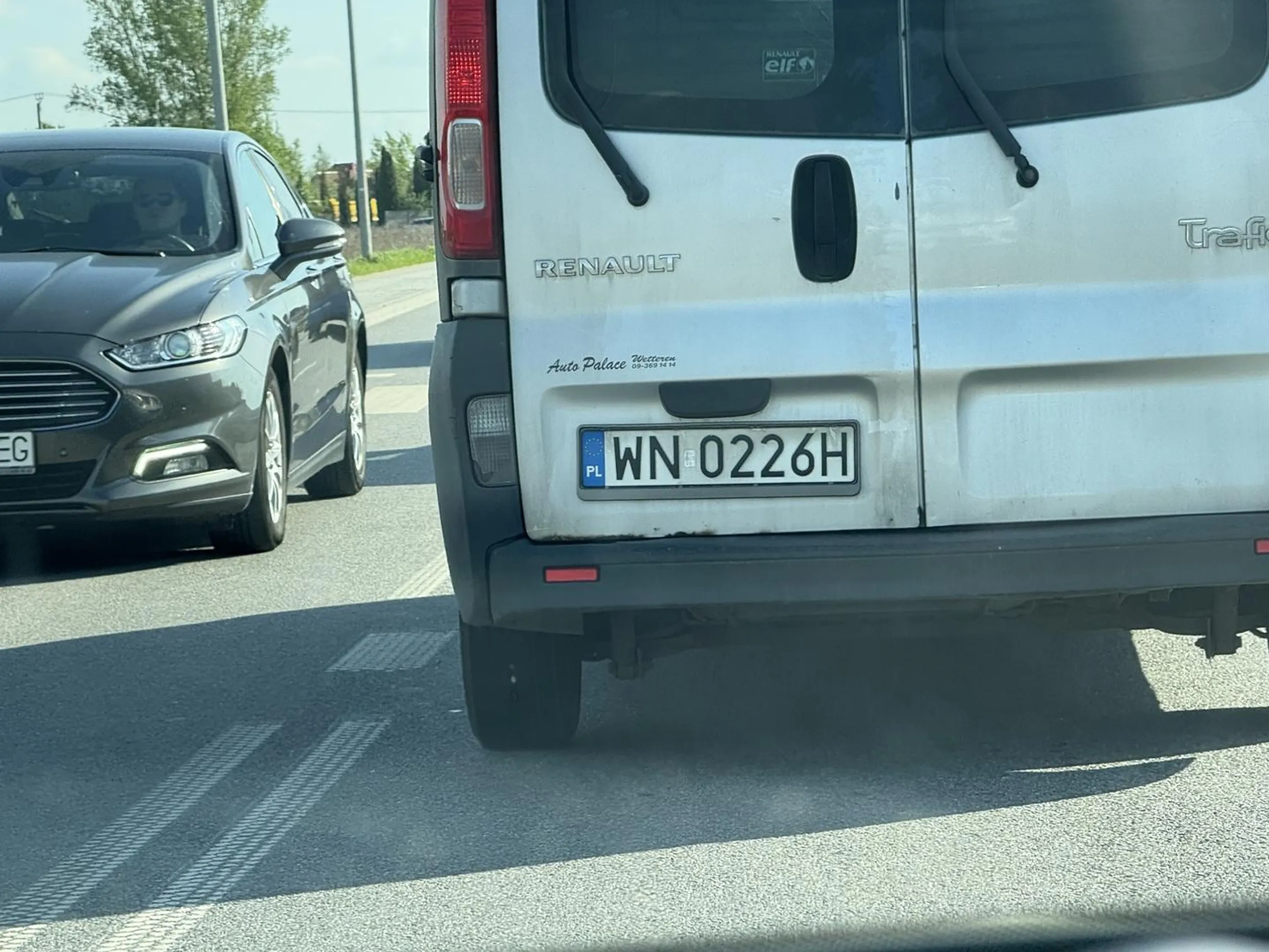 Kierowcy tego busa jazda na suwak nie jest znana. Na zderzaku samochodu przed nim jechał, żeby mnie nie wpuścić. Jeszcze się uśmiechnął z dumą.