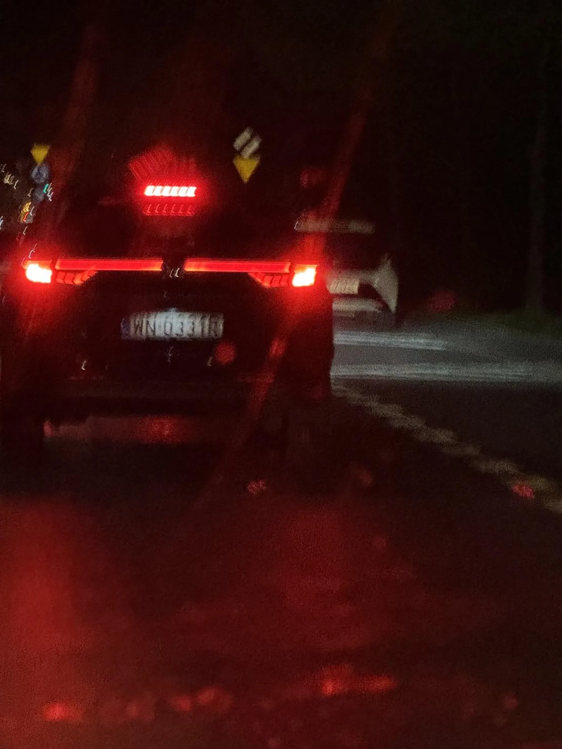 Śmieć, którego jak spróbujesz wyprzedzić przyśpieszy i będzie ci ciągle zajeżdżał drogę i będzie cię hamował. Obyś wiecznej sraczki dostał