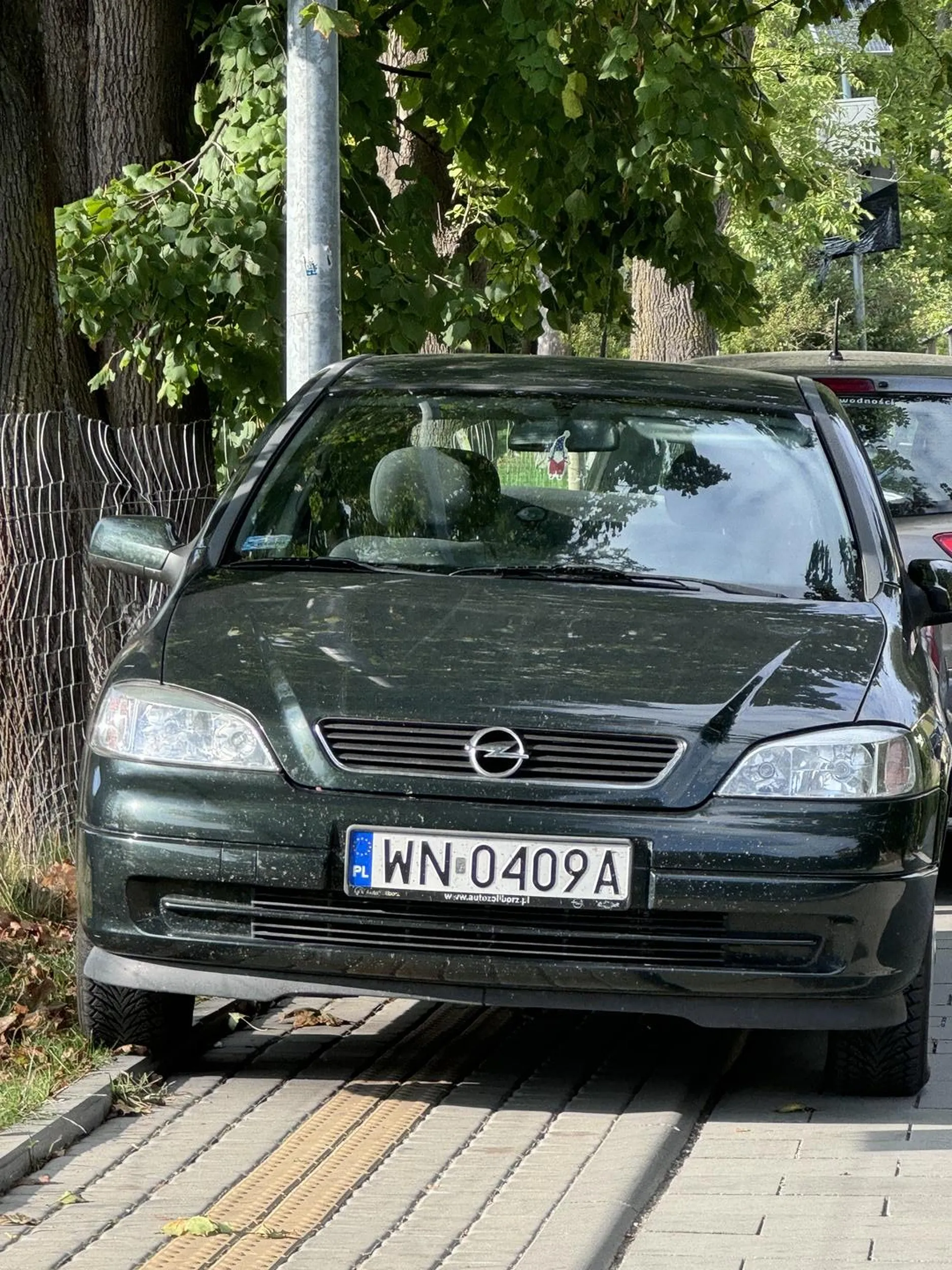 Super parkowanie na chodniku przejść się nie da, mam nadzieję że mandacik będzie