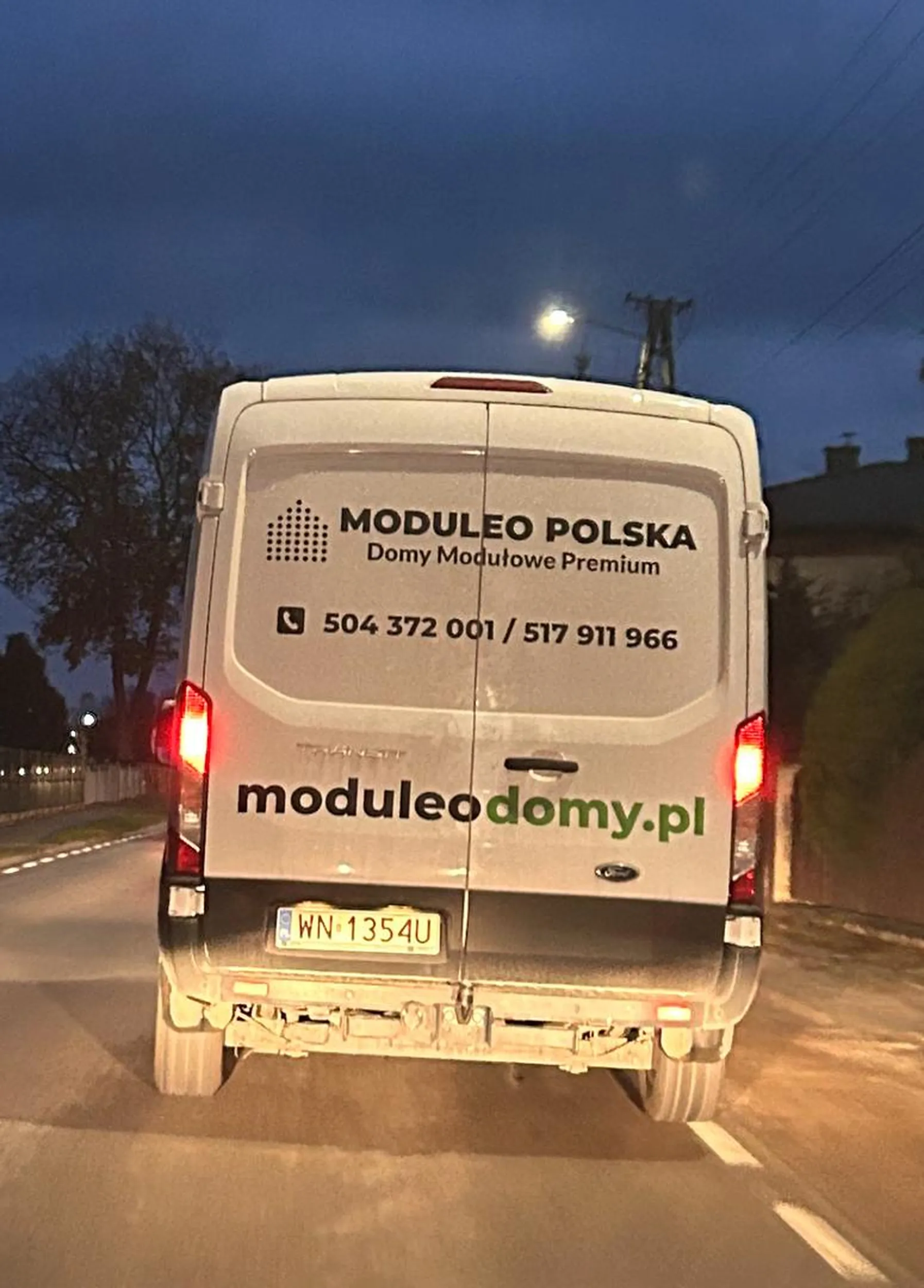 Jadąc za tym kierowcą przez odcinek około 5 kilometrów, dwukrotnie zostały wyrzucone niedopałki papierosa przez szybę, które znalazły się na mojej masce.