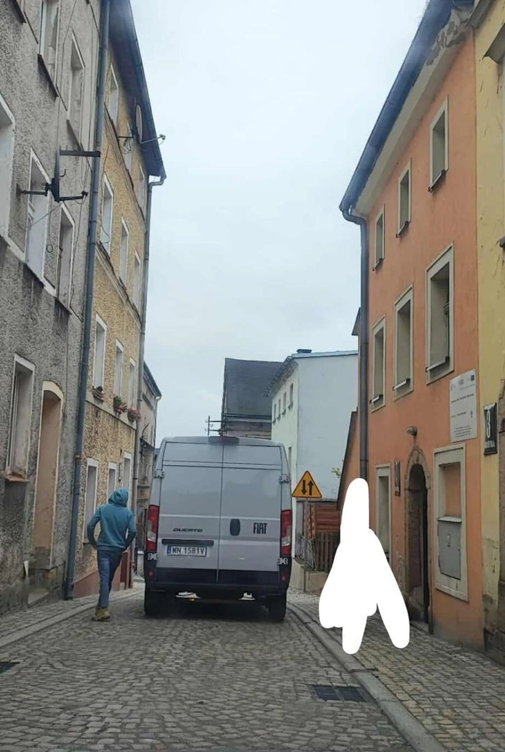 Parkuje na środku drogi i wychodzi zanieść paczkę (trzymał ją jedną ręką, była wielkości paczki z butami)