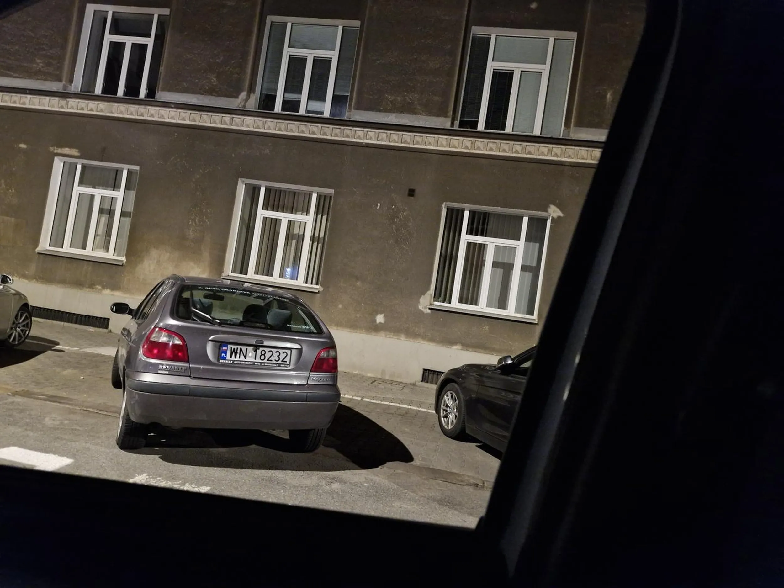 Mało miejsc parkingowych ale przez takich orłów jeszcze mniej.Trzeba byc niemyślacym d e b i l em żeby tak parkować