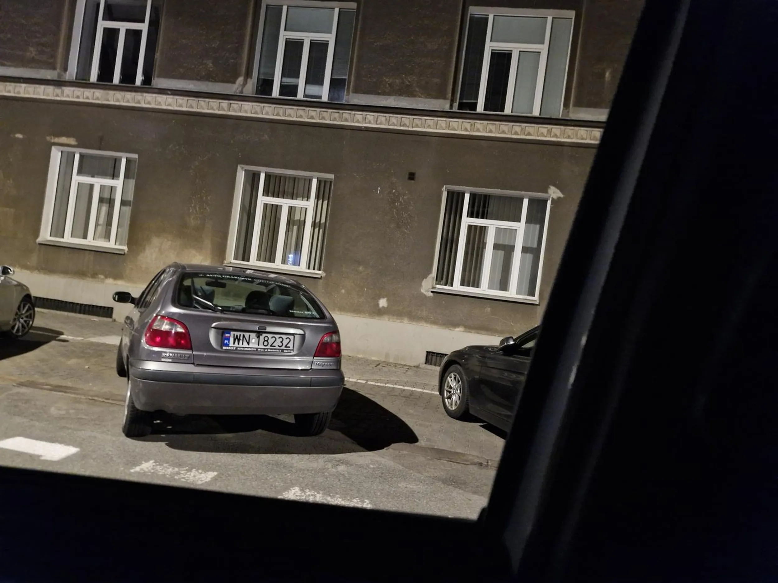 Mało miejsc parkingowych ale przez takich orłów jeszcze mniej.Trzeba byc niemyślacym d e b i l em żeby tak parkować