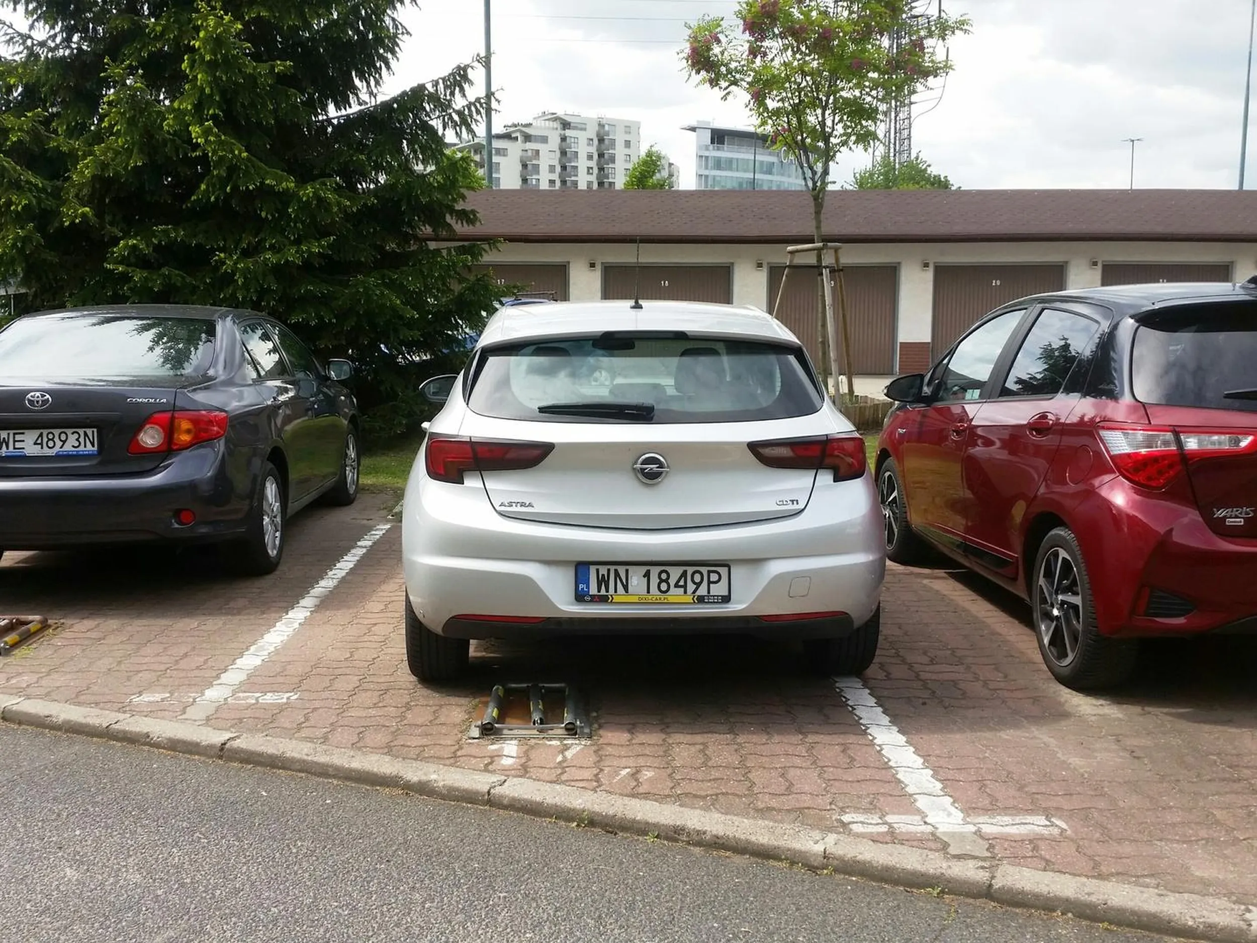 Tak parkuje niemal za każdym razem pewna qrwa na Ursynowie.