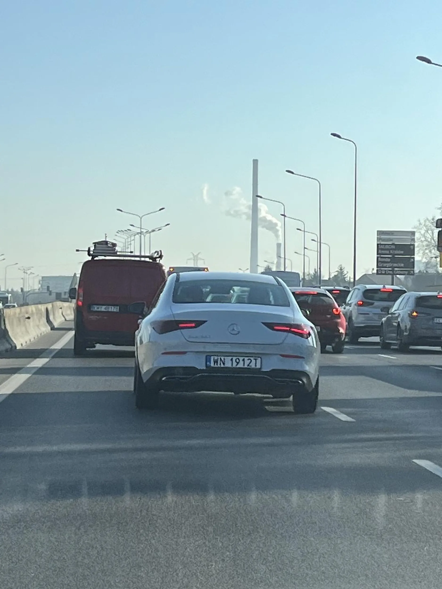 Zwykły syn Tatusia który kupił Mercedesa. Łamie przepisy ruchu, wyprzedza prawie na styk, tylko czekać na tragedię.