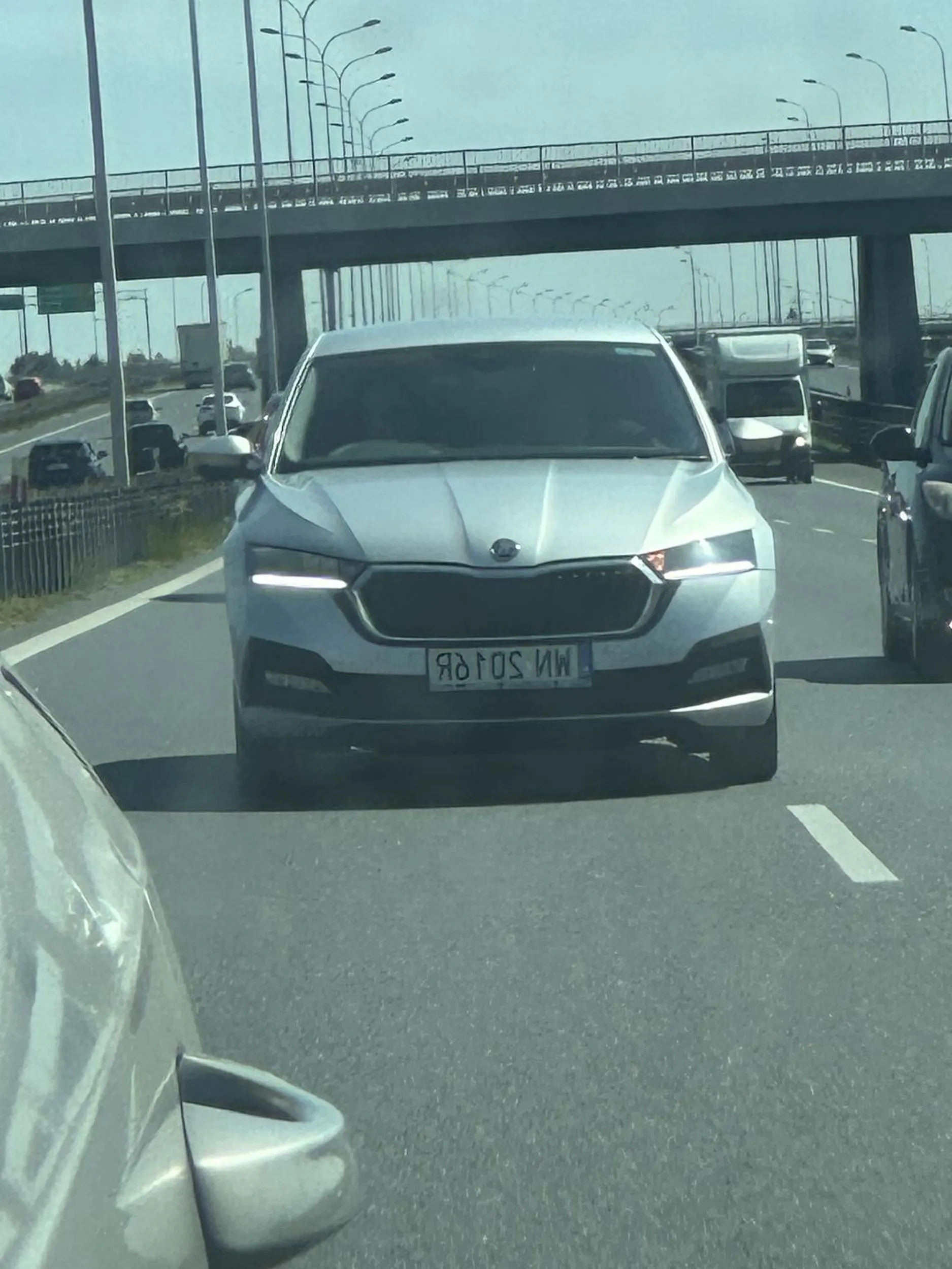 Psychopata. Samochód oznaczony emblematami ORLEN. Facet skacze po pasach, jeździ na zderzaku, stwarza zagrożenie na drodze!!!! Gwałtowne hamowanie i przekraczanie 4 pasów na raz. Wyprzedzanie skrajnym prawym i zajeżdżanie drogi. Gratuluję braku mózgu! Zabrać prawo jazdy. Orlen wstyd że macie takich pracowników! Na drodze do 120 jechał minimum 170/180.jpg