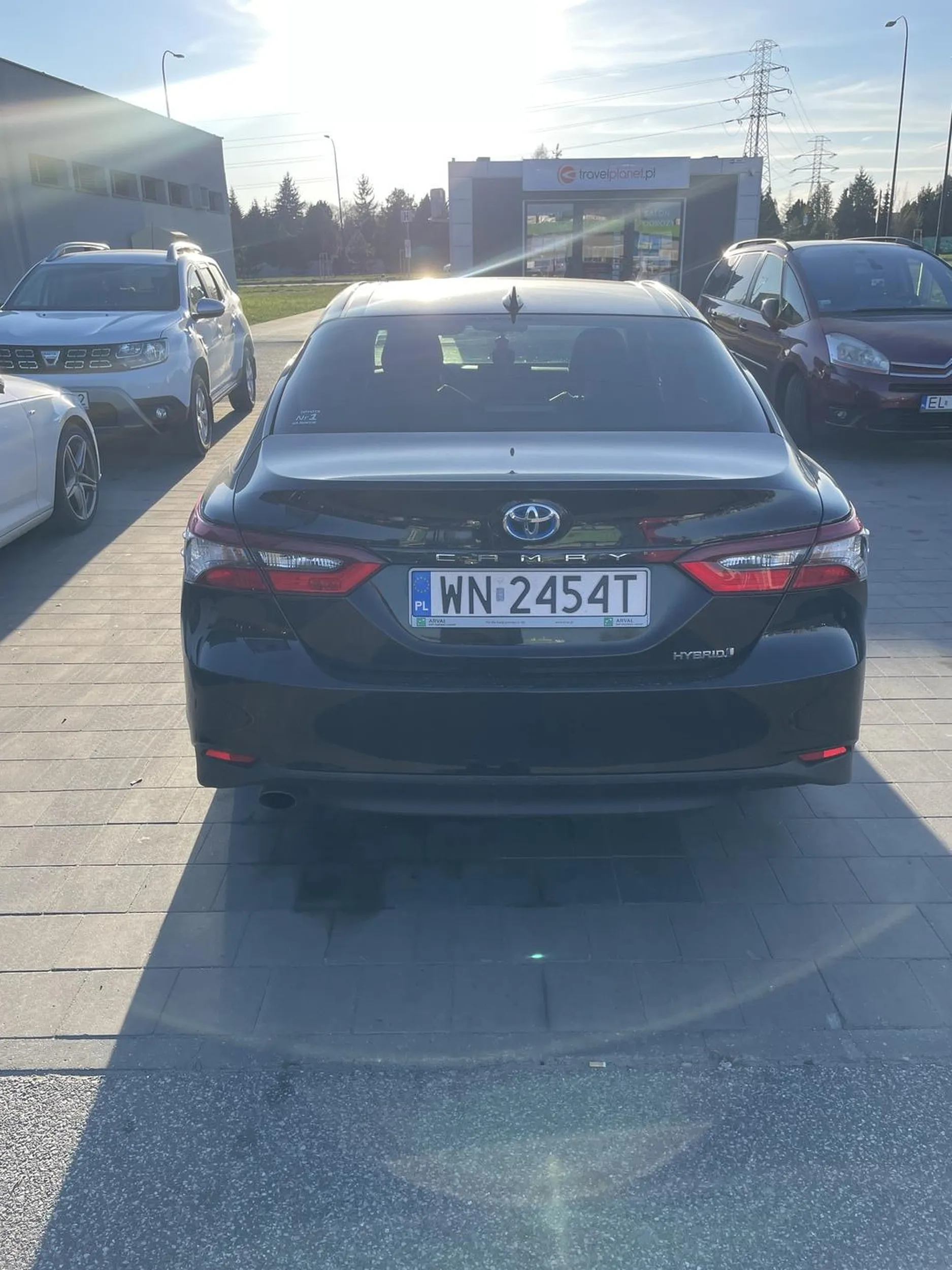 Pan, który stoi na dwóch miejscach parkingowych zwraca uwagę ludziom, którzy stoją prawidłowo, żeby ,,przykleili” się do niego, bo nikt tam nie zaparkuje. Gdyby pan stanął prawidłowo, to stanęłyby dwie osoby, a nie jedna. Gratuluję prawa jazdy wygranego w chipsach i zwykłej bezczelności. Serdecznie nie pozdrawiam :)