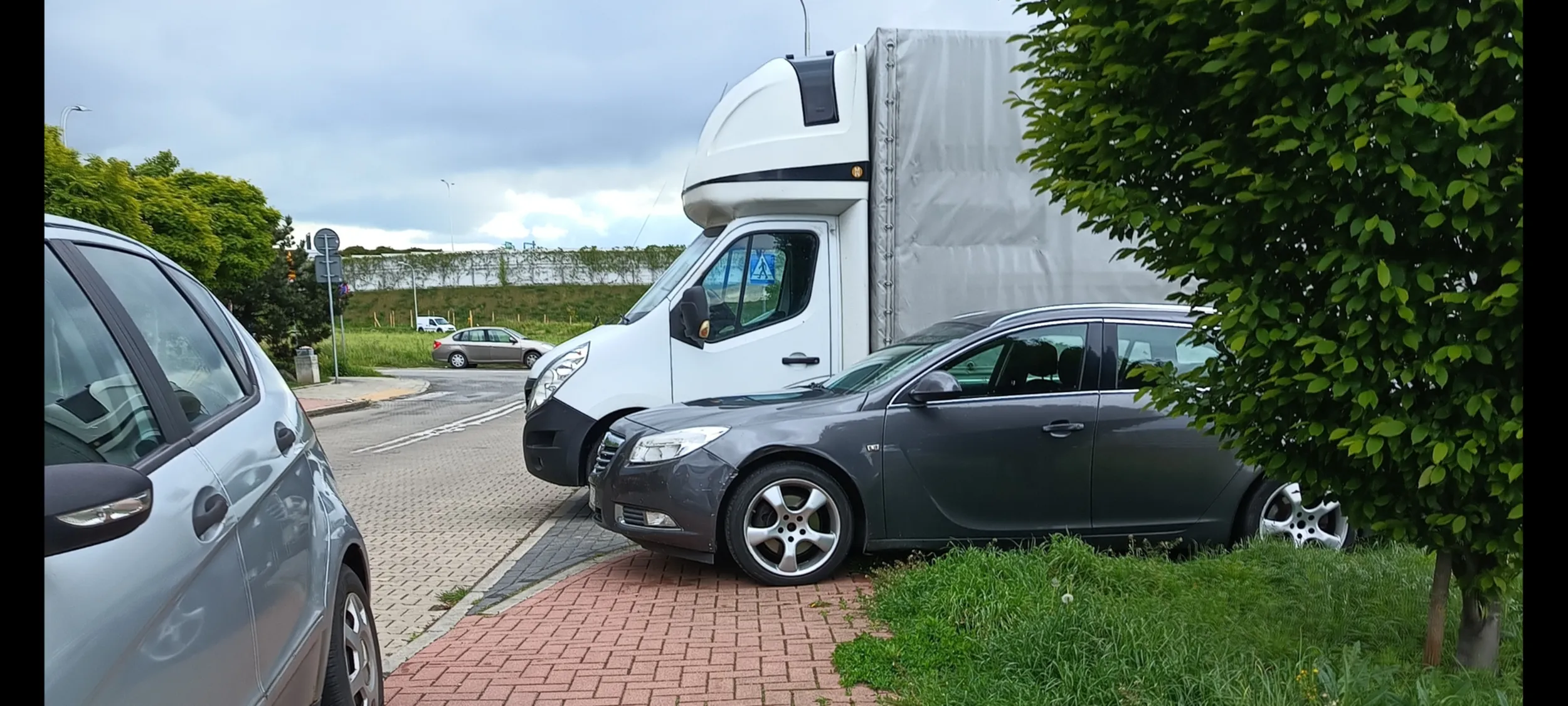 Chamskie parkowanie na chodniku na ulicy z zakazem zatrzymywania się i postoju a jako piesza nie mogłam przejść chodnikiem i musiałam wejść na jezdnię gdzie mnie otrąbił inny cham parkujący za chwilę obok na tej samej ulicy z zakazem zatrzymywania się i postoju.