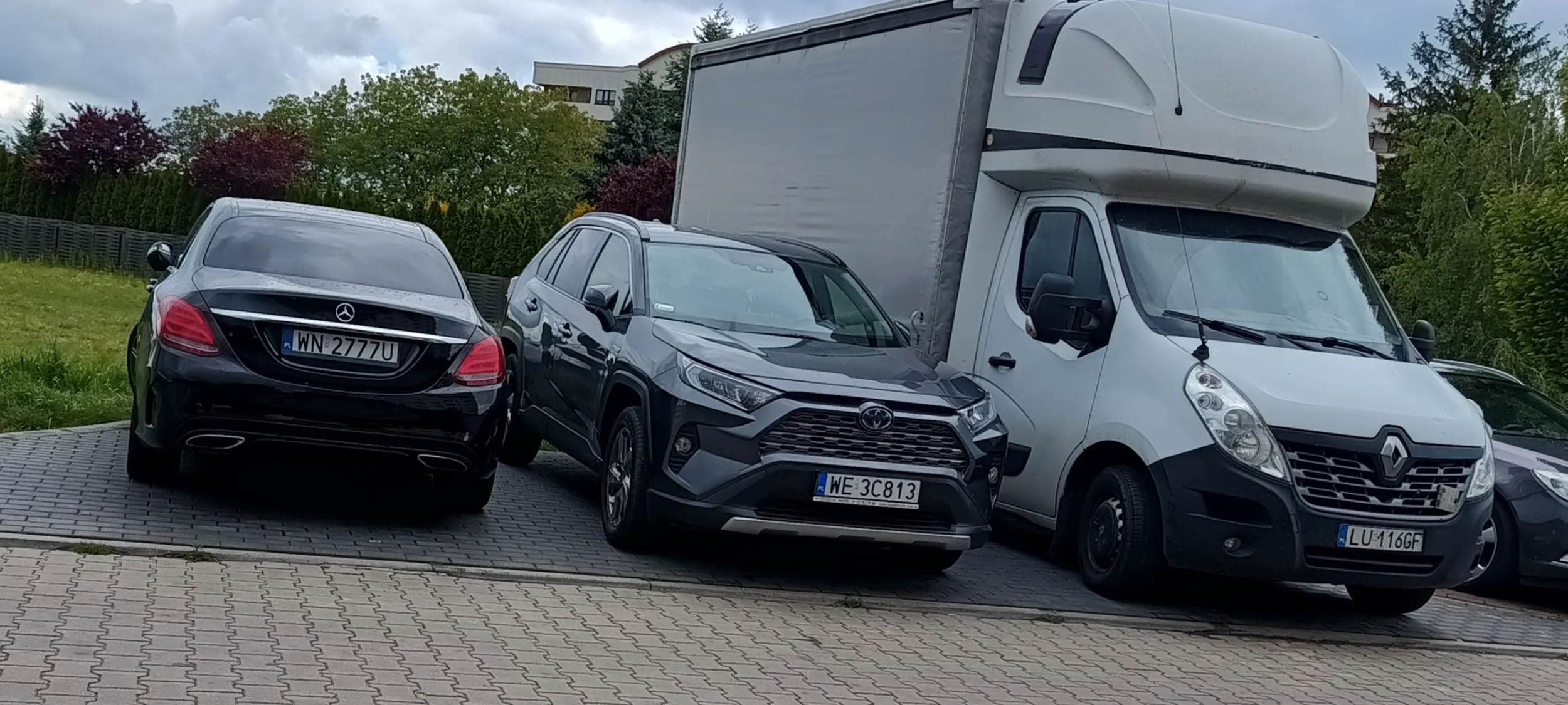 Chamskie parkowanie na chodniku na ulicy z zakazem zatrzymywania się i postoju a jako piesza nie mogłam przejść chodnikiem i musiałam wejść na jezdnię gdzie mnie otrąbił inny cham parkujący za chwilę obok na tej samej ulicy z zakazem zatrzymywania się i postoju.