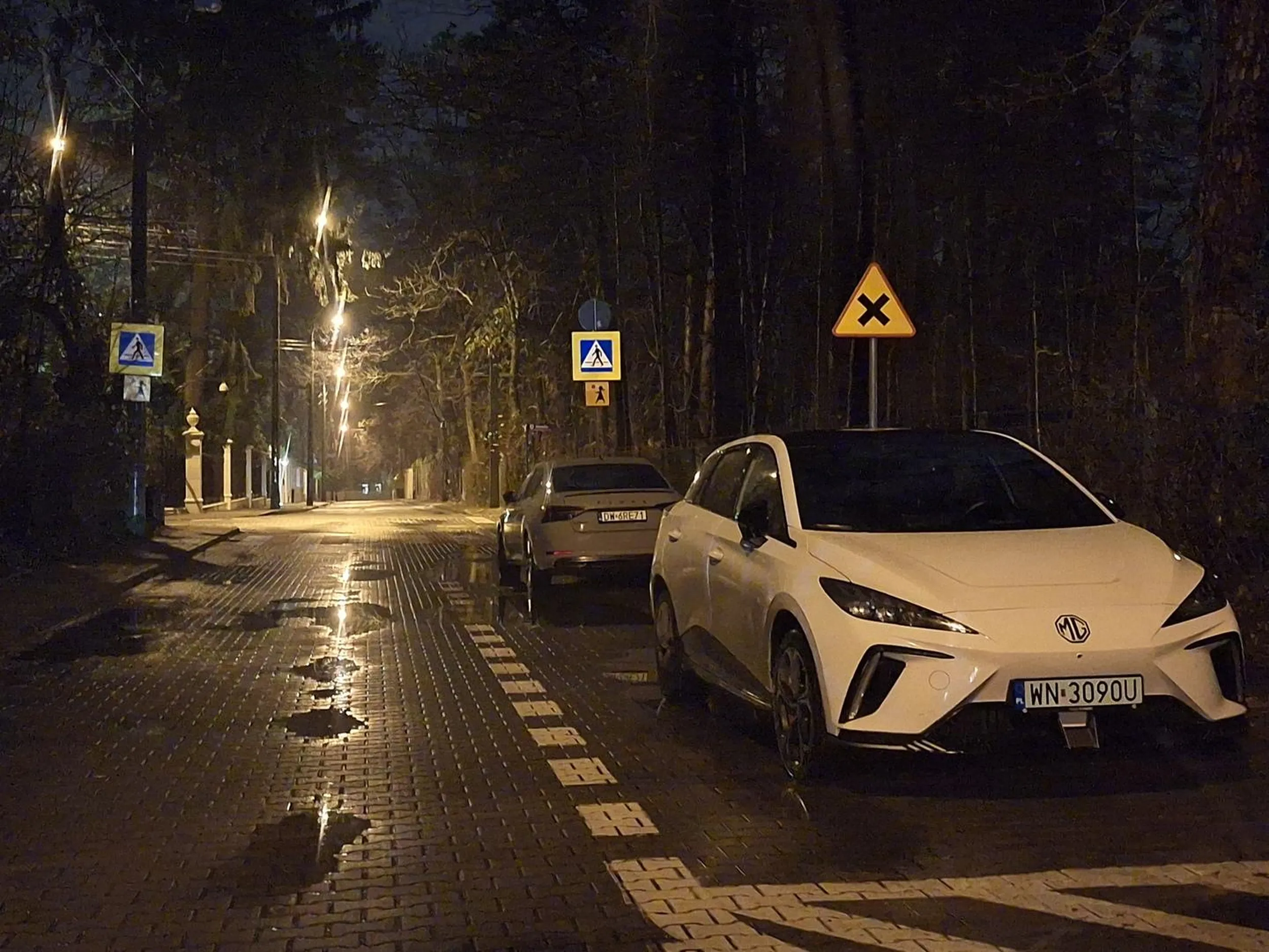 Pod prąd na jednokierunkowej pod szkołą.