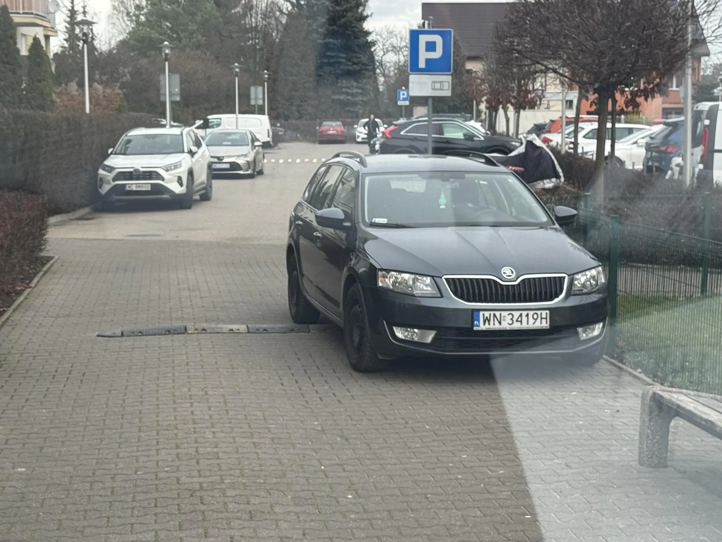 Dziękuję bardzo za utrudnianie pracy ludziom i uniemożliwienie przejazdu.