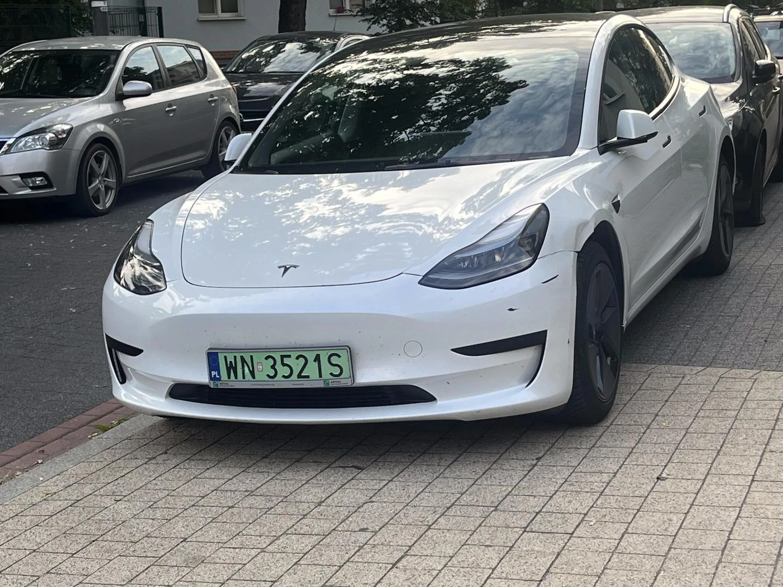 Szanowny Panie kierowco białej Tesli, pragnę poinformować, że spowodowanie szkody parkingowej, a następnie ucieczka z miejsca zdarzenia są wykroczeniem. Ucieczka z miejsca stłuczki bez zostawienia danych kontaktowych czy informacji o pojeździe to: •	Naruszenie art. 44 PoRD, •	Co kwalifikuje się jako wykroczenie z art. 97 Kodeksu wykroczeń. Kierowca uszkodzonego pojazdu został poinformowany, są świadkowie :)