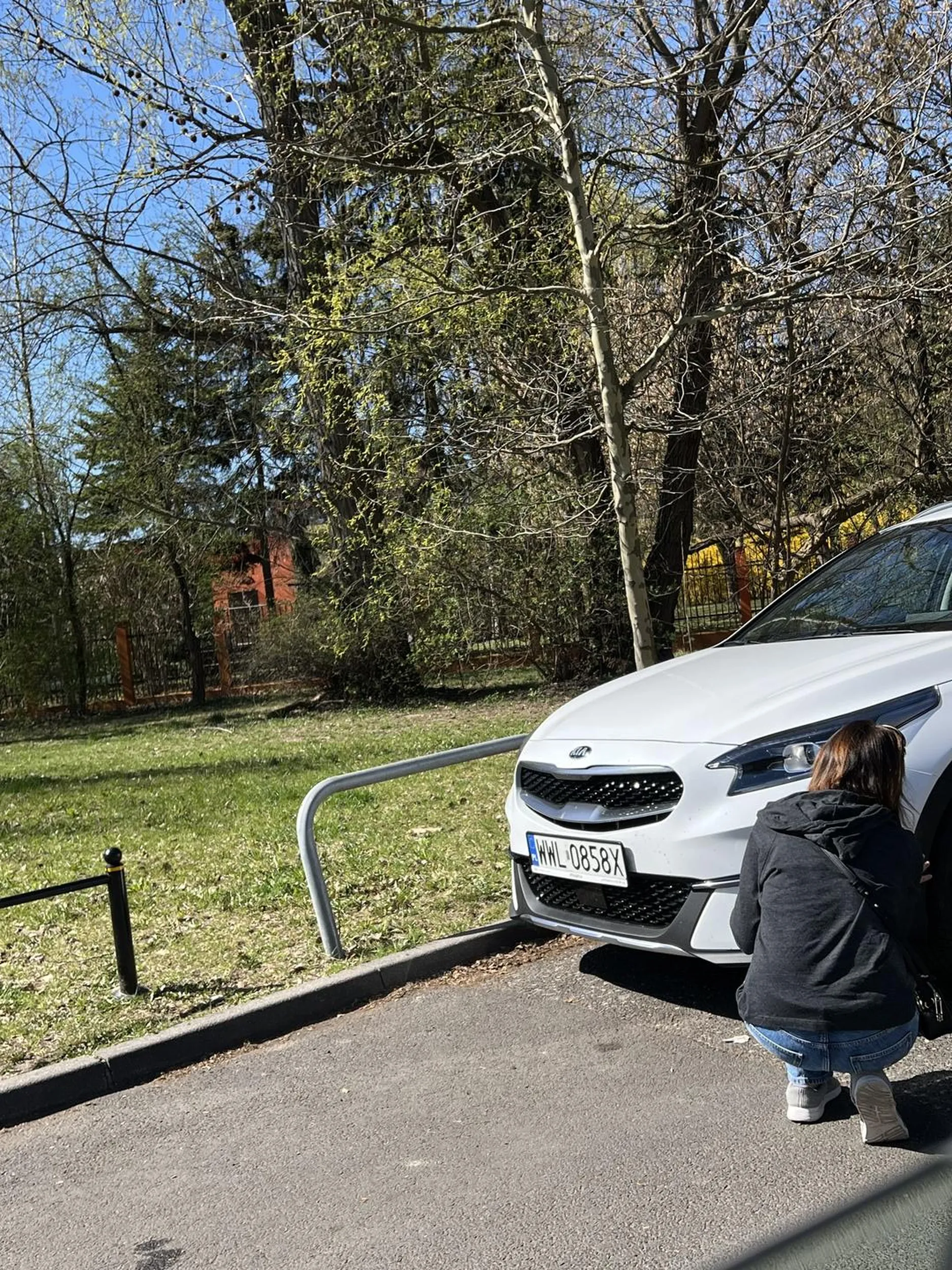 Nieładnie pani autko przytarła, trzeba trochę poćwiczyć cofanie.