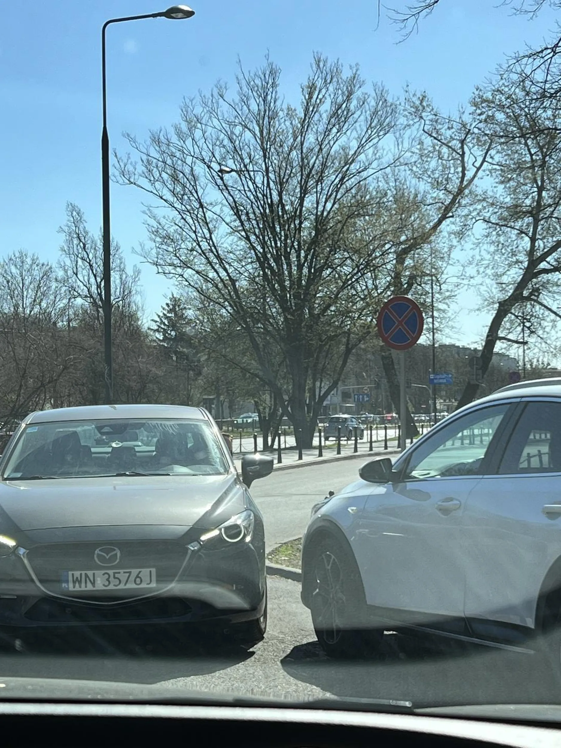 Nieładnie pani autko przytarła, trzeba trochę poćwiczyć cofanie.