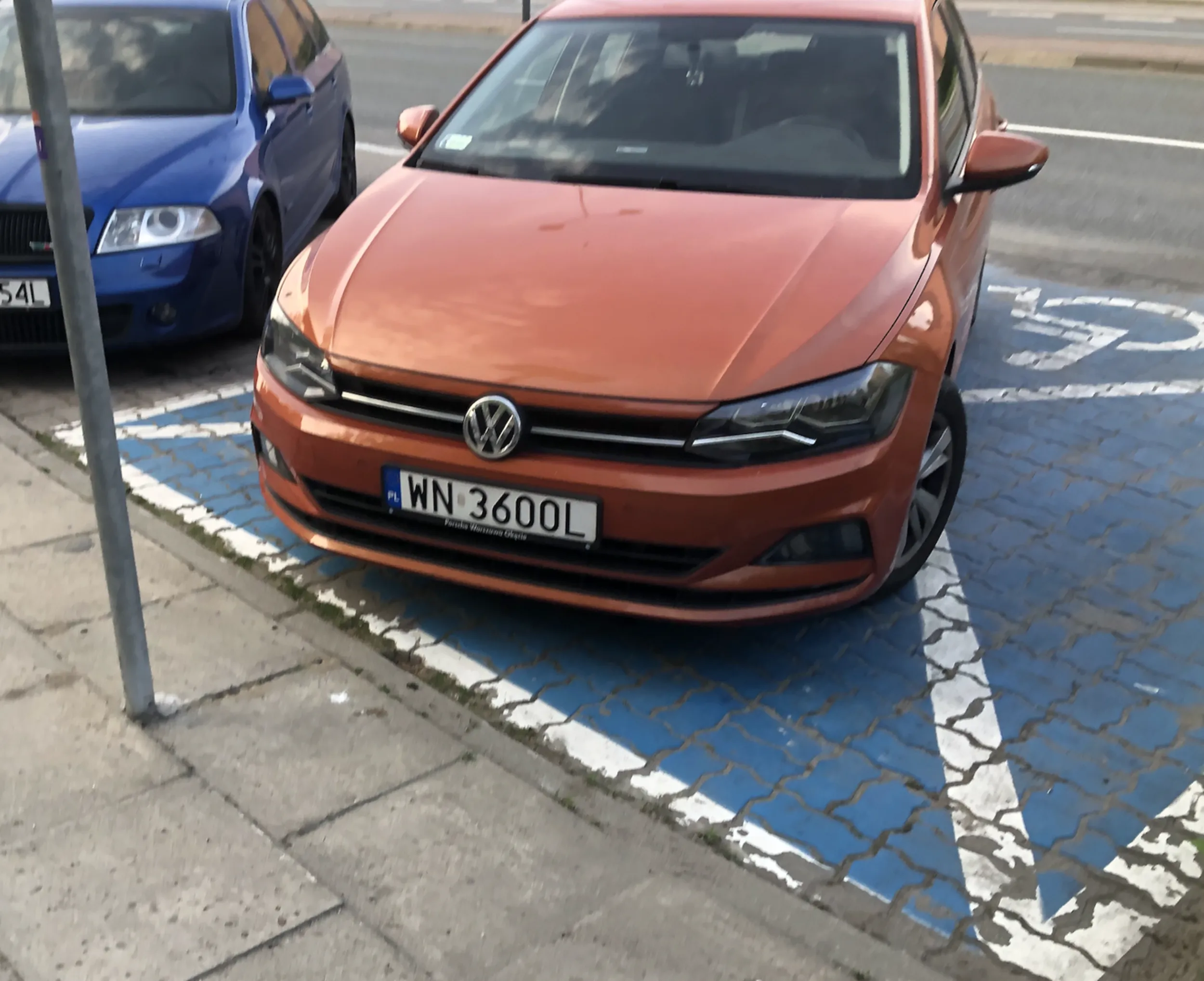 Parkowanie na miejscu dla osób z niepełnosprawnością na podstawie francuskiej karty "priorite pour personne handicapée" uprawniającej do omijania kolejek i pierwszeństwie do miejsc siedzących.  Do parkowania uprawnia karta "Carte Mobilité Inclusion" z adnotacją "stationnement"