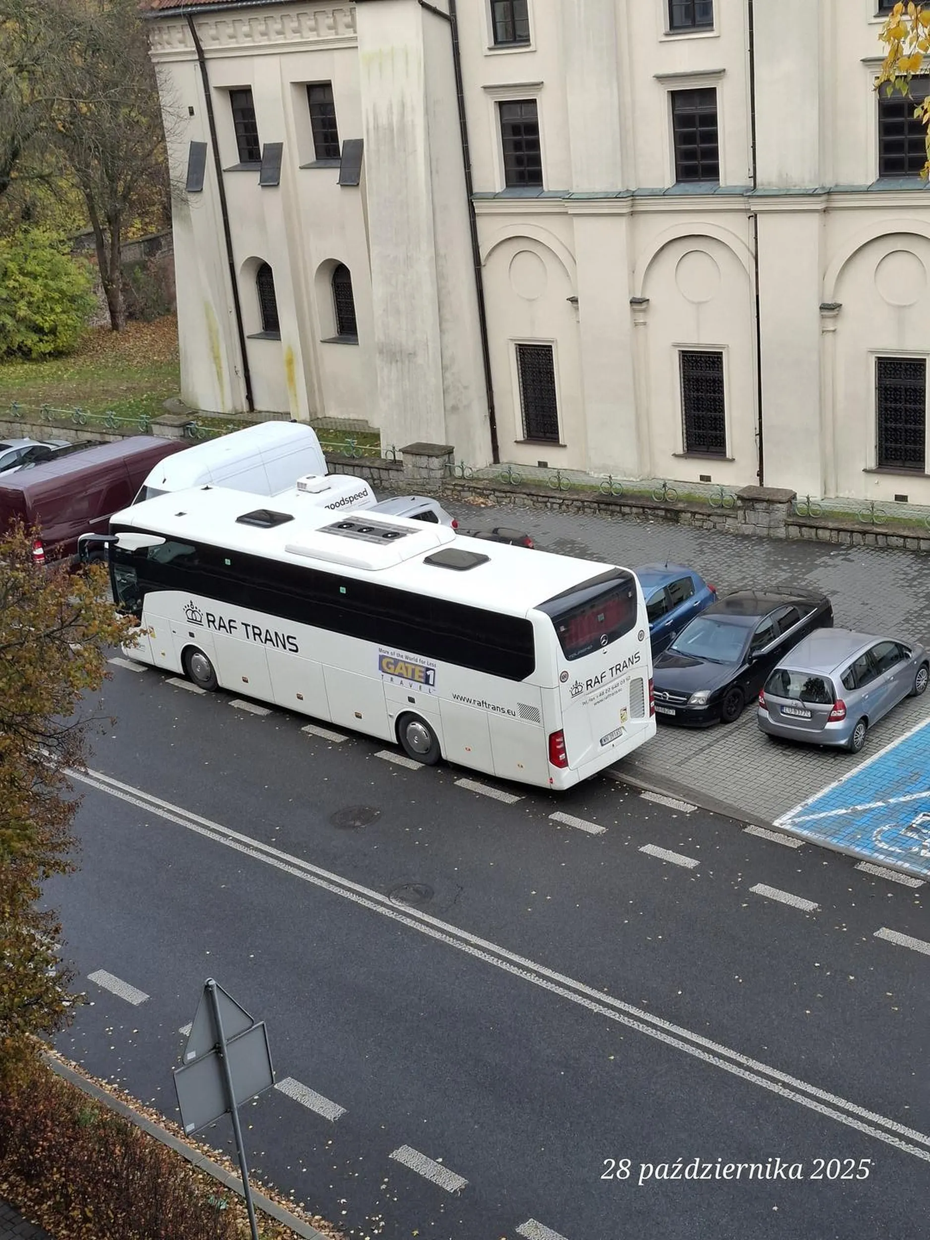 Lublin ul. Kalinowszczyzna. Parkuje na drodze dla rowerów. Blokuję samochody na parkingu i przez pół godziny ma włączony silnik.