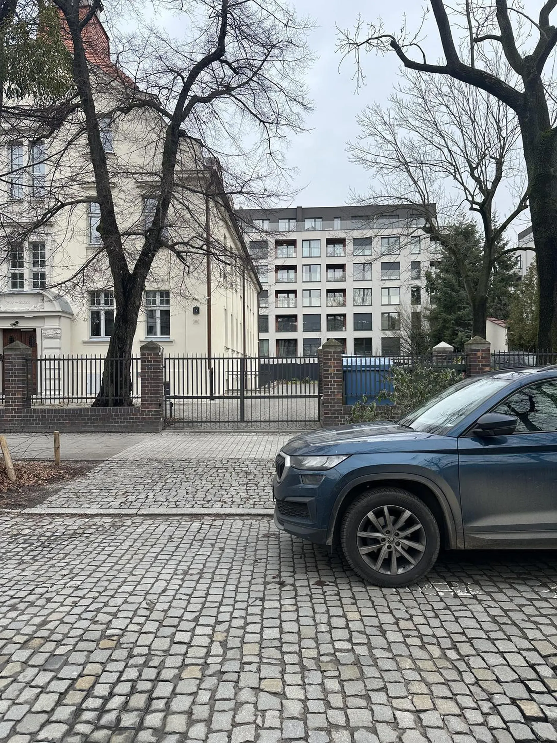 Nie potrafi parkować, zastawia bramy i uniemożliwia wjazd i wyjazd z posesji