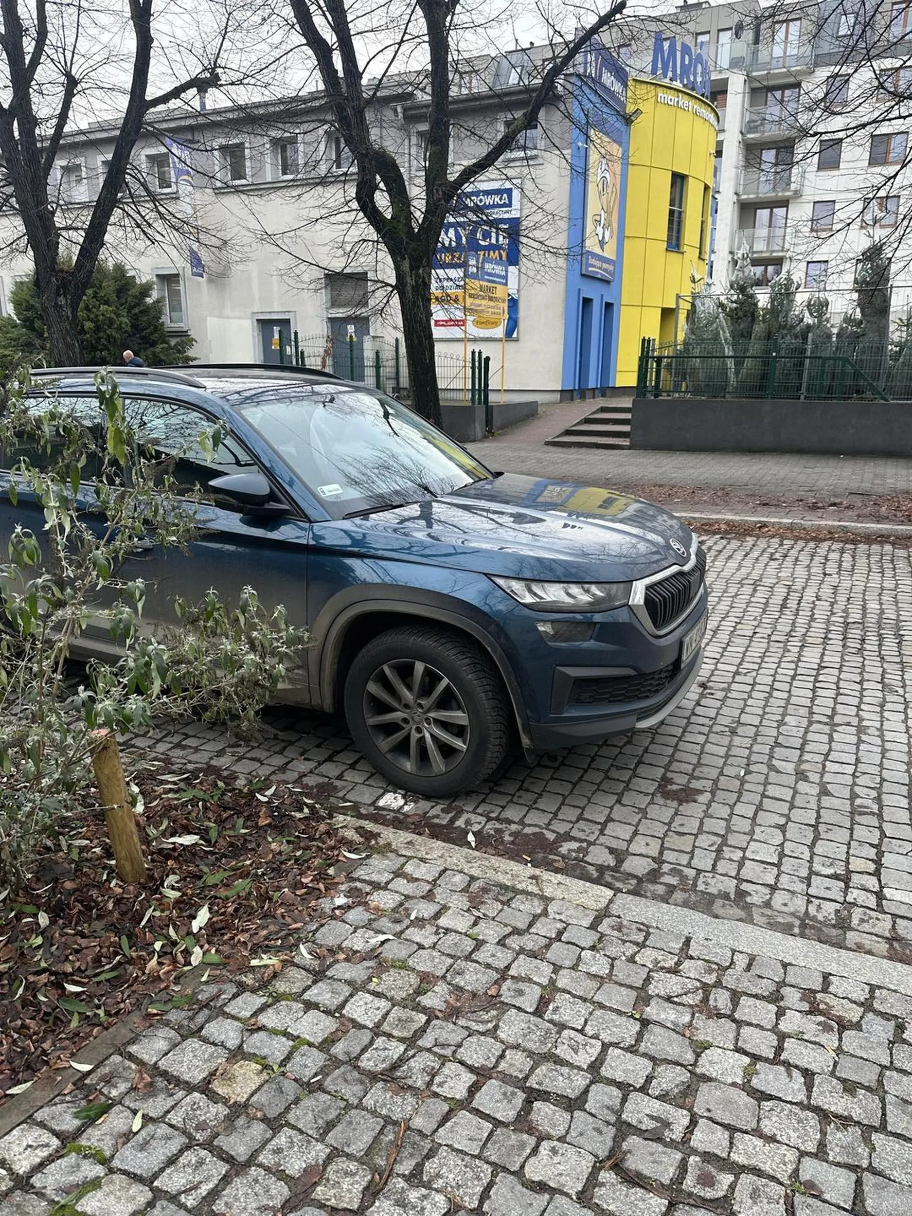 Nie potrafi parkować, zastawia bramy i uniemożliwia wjazd i wyjazd z posesji