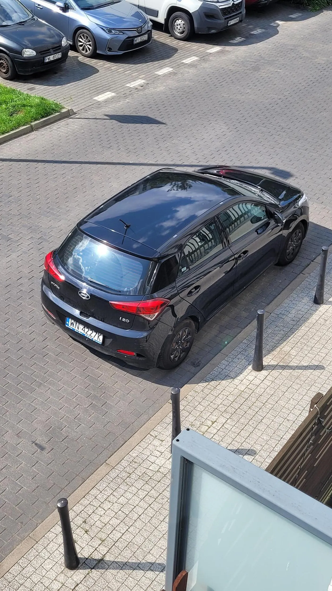 Jak stoisz 10 min na osiedlu pełnym dzieci to może nie puszczaj tak głośno swoich pato-rapsów gdzie co 3 słowo to przekleństwo.