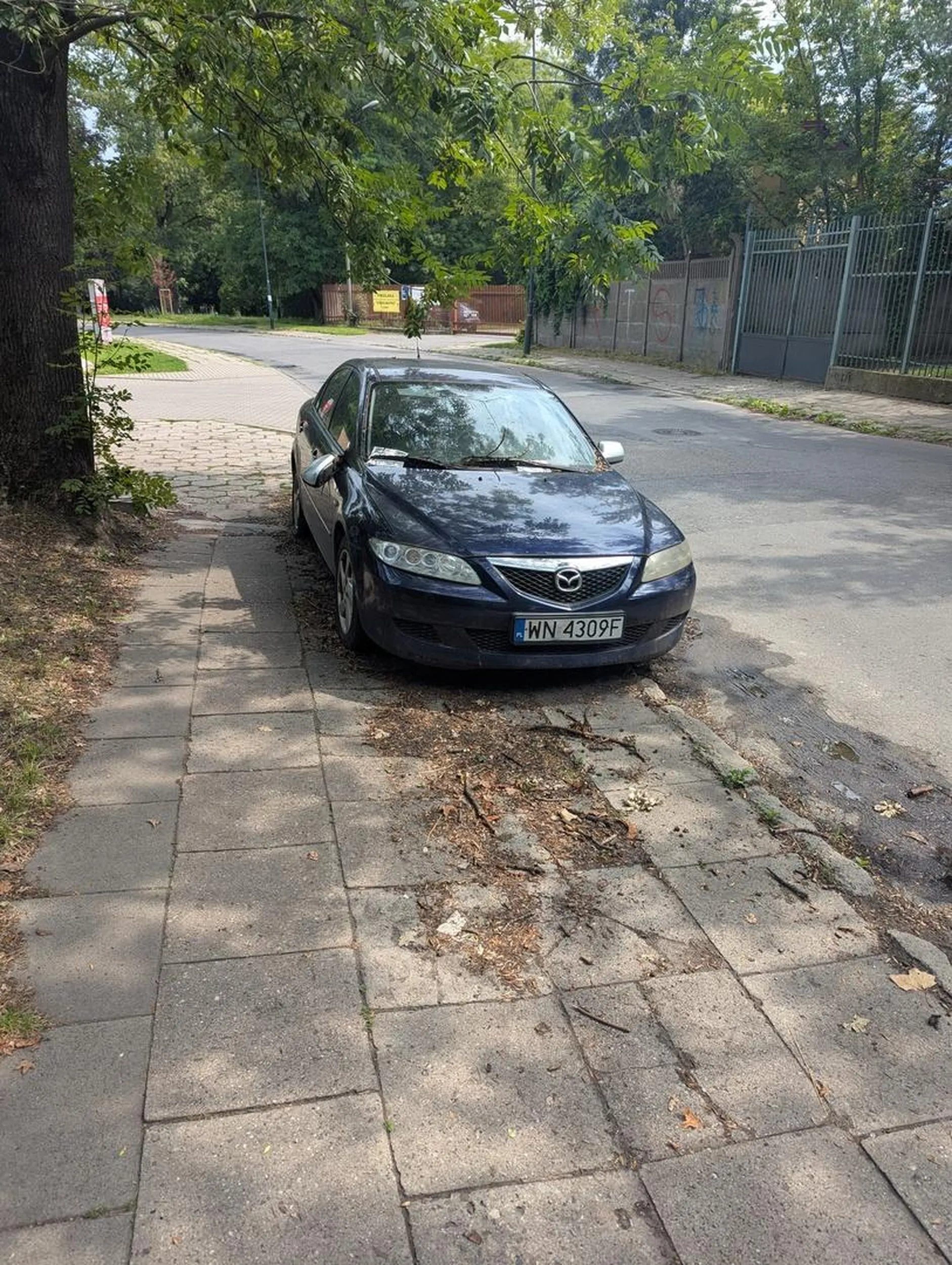 Jeśli to auto zostało skradzione to stoi zaparkowane w Łodzi przy ul. Skrzywana 9.