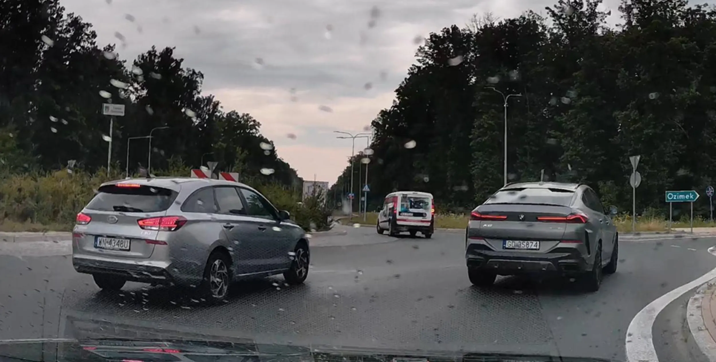 jedzie jakby był naćpany/pijany