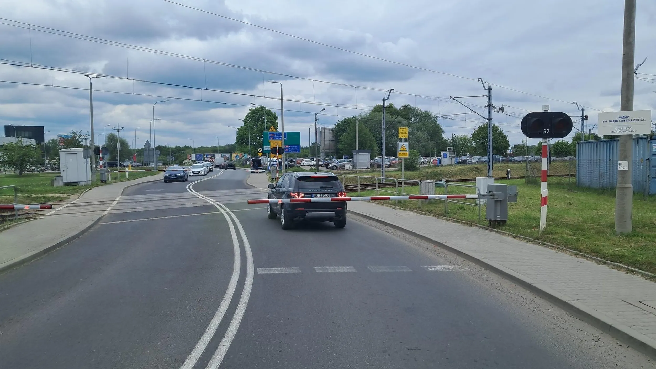 Wjazd na czerwonym i blok za rogatkami. Geniusz!