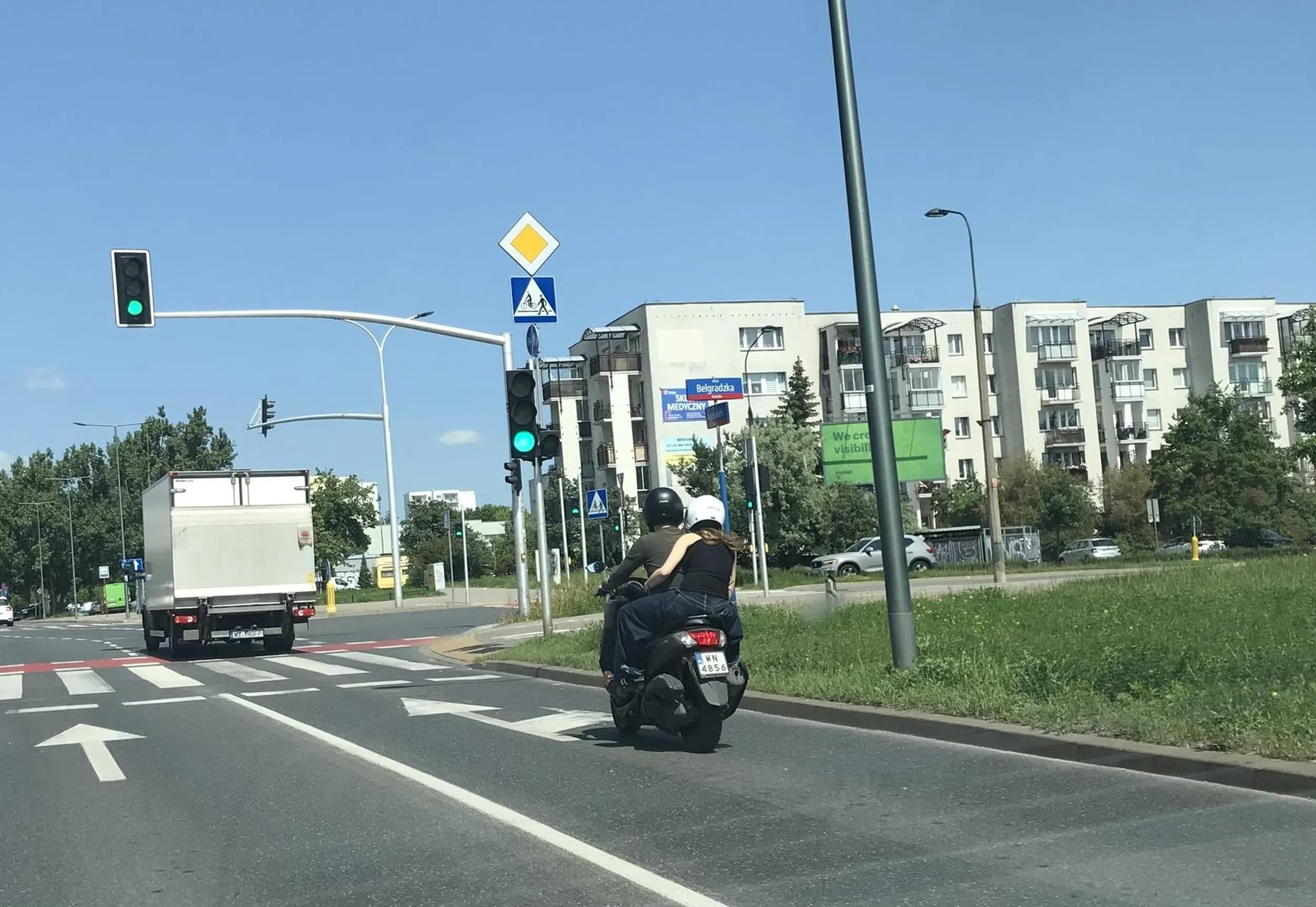 Szaleje skuterem po ursynowie. Przewiozl pasazerke przez pol ursynowa wlaczajac sie do ruchu z podporzadkowanej z wymuszeniem pierwszenstwa sygnalizujac skret w lewo - skrecil w prawo . Od razu widac ze sobotni kierowca . Wielokrotnie skrecal bez zmiany kierunkowskazu - caly czas wlaczony lewy - nawet gdy jechal prosto. Albo pojazd niesprawny albo kierowca niedorobiony i zbyt przejety swoja rola- z takich sytuacji jest najwiecej wypadkow zwlaszcza z udzialem pasazera. Kierowca czesto wychodzi bez szwanku.