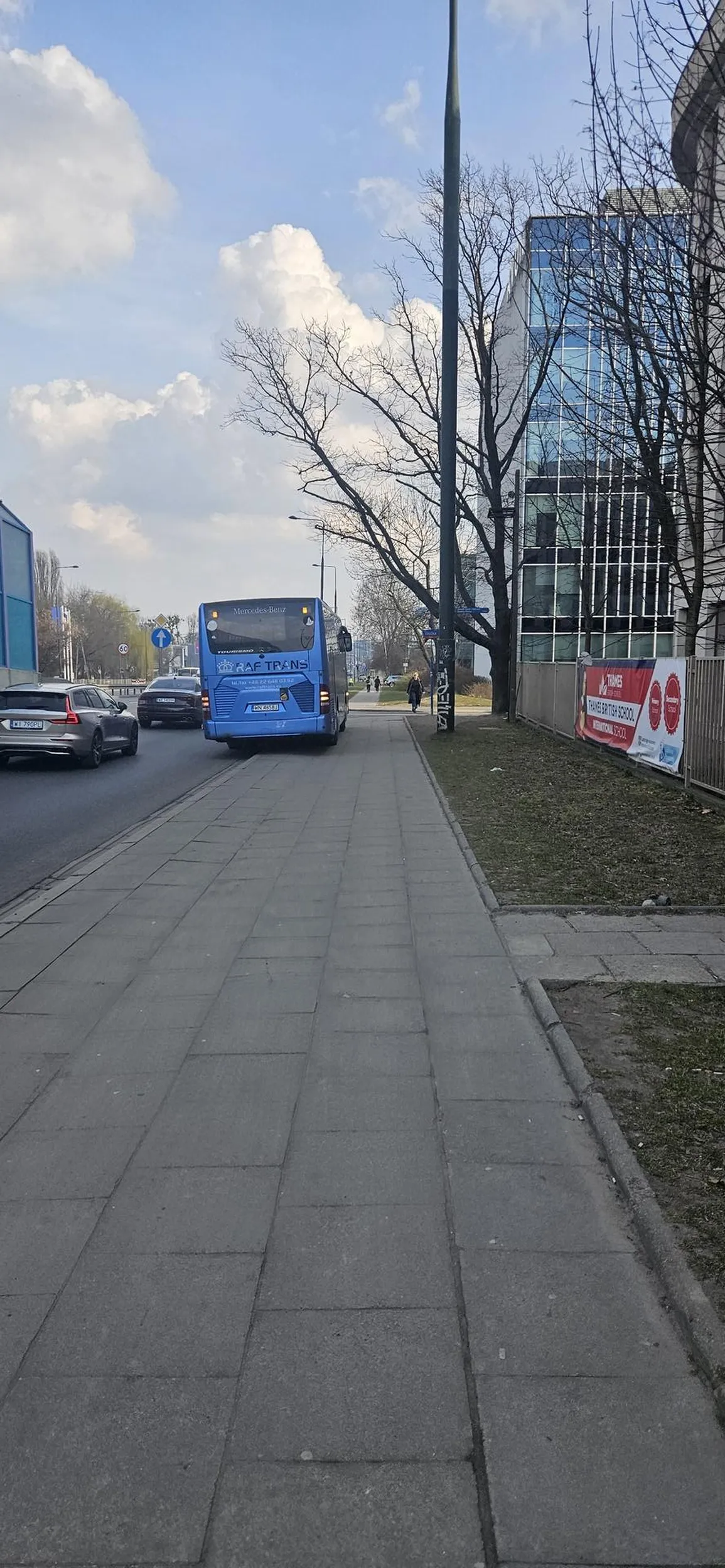 Trochę DMC zbyt duże na stawanie na chodniku. Ale takie parkowanie tutaj to standard . Róg ulicy Hynka a Gładkiej w Warszawie