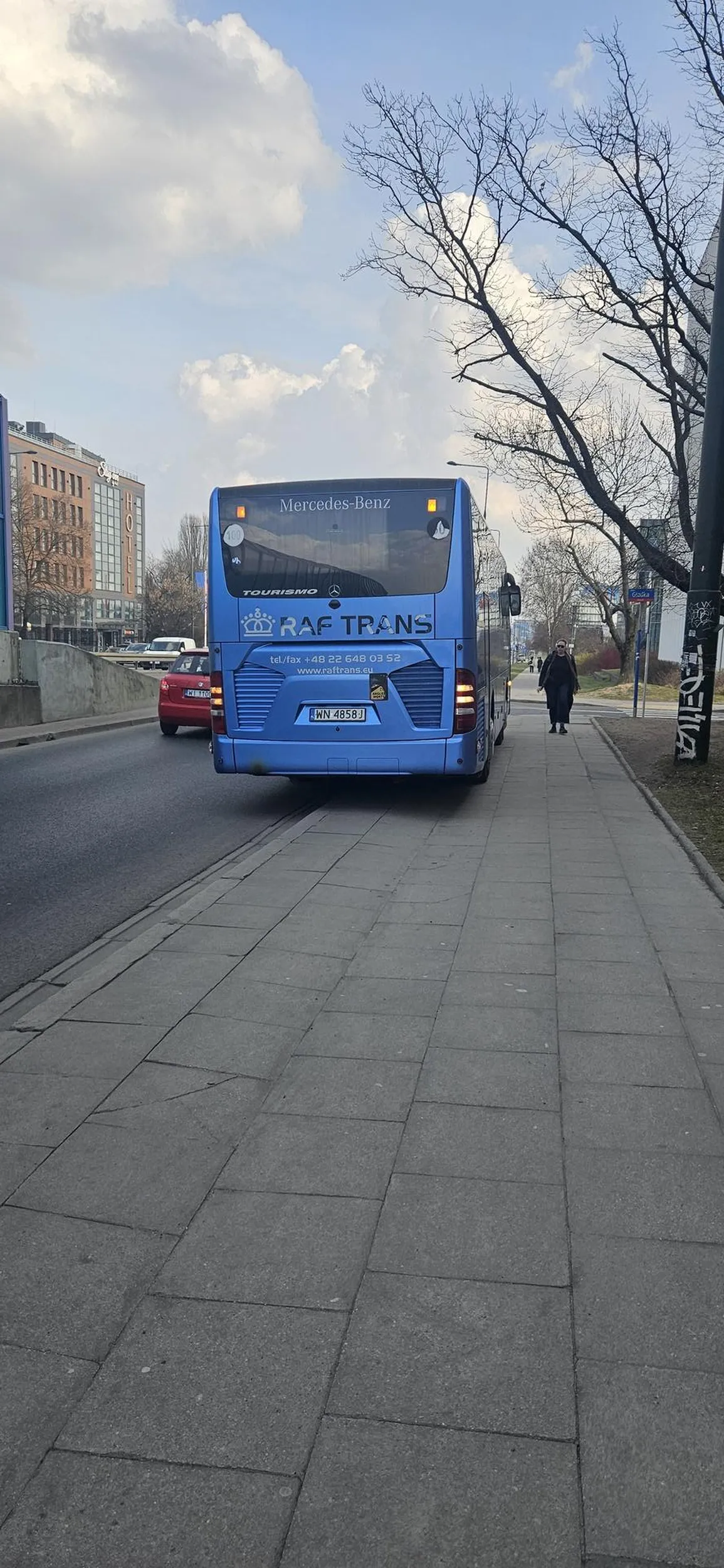 Trochę DMC zbyt duże na stawanie na chodniku. Ale takie parkowanie tutaj to standard . Róg ulicy Hynka a Gładkiej w Warszawie