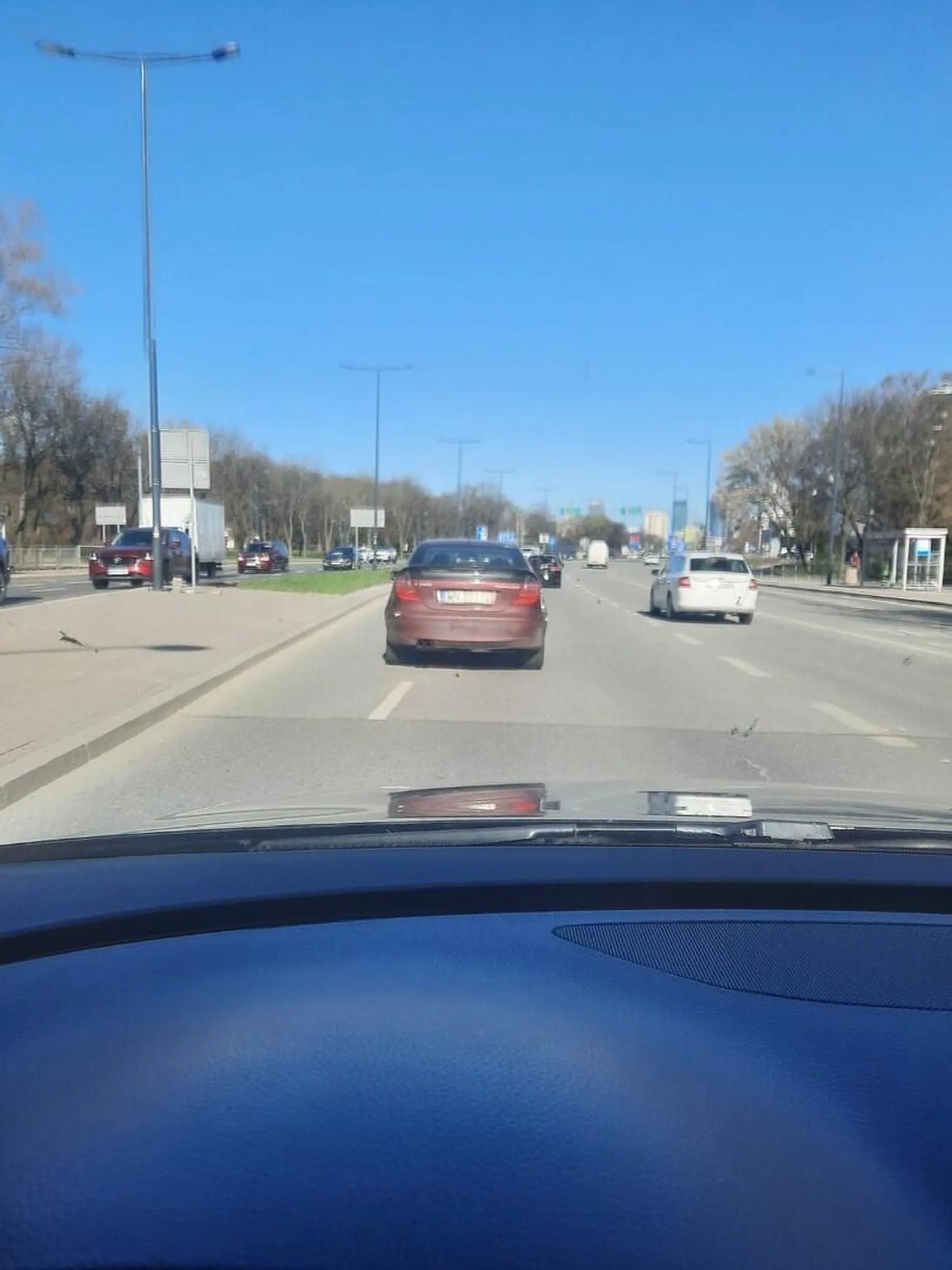 W dniu 03 kwietnia 2025 roku o godzinie 15:47 w Warszawie na ulicy Wolskiej kierując samochodem marki Mercedes nr rej WN 5037 G niezastosował  się do sprawnie działającej sygnalizacji świetlnej i wjechał za sygnalizator podczas nadawania czerwonego sygnału świetlnego dla jego kierunku ruchu przejechał przez przejście dla pieszych, w tym samym miejscu i czasie nie zasygnalizował zmiany pasa ruchu oraz jechał z bardzo dużą prędkością (PIRAT I ŁOBUZ NN SIWY CHŁOP ZA KIEROWNICĄ)