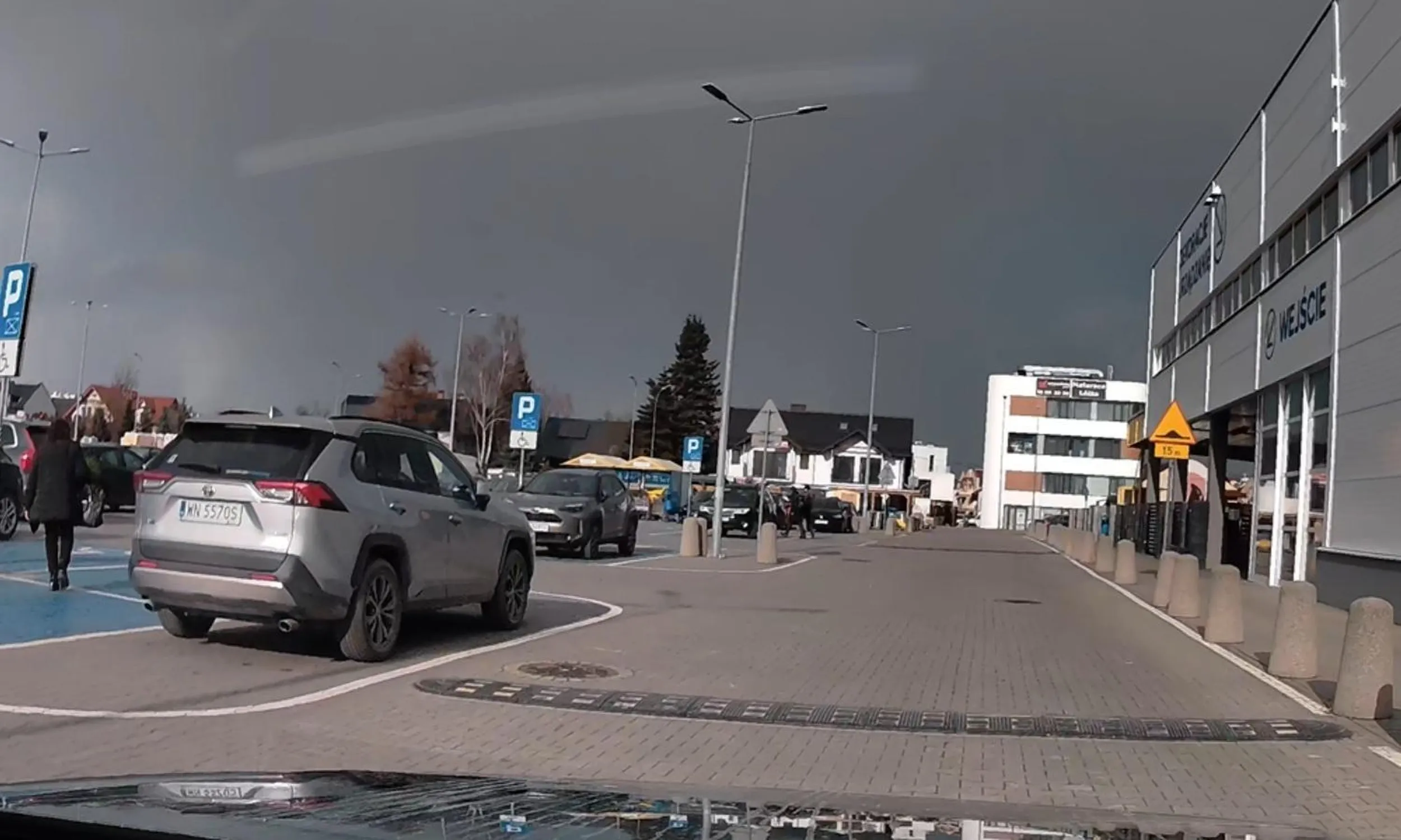 baran zrobił już sobie na stałe prywatne miejsce pod Castoramą - 15 metrów od wejścia na obszarze wyłączonym z ruchu, bo dupy się nie chce ruszyć by zaparkować poprawnie i przejść niewyobrażalne 30 metrów do wejścia