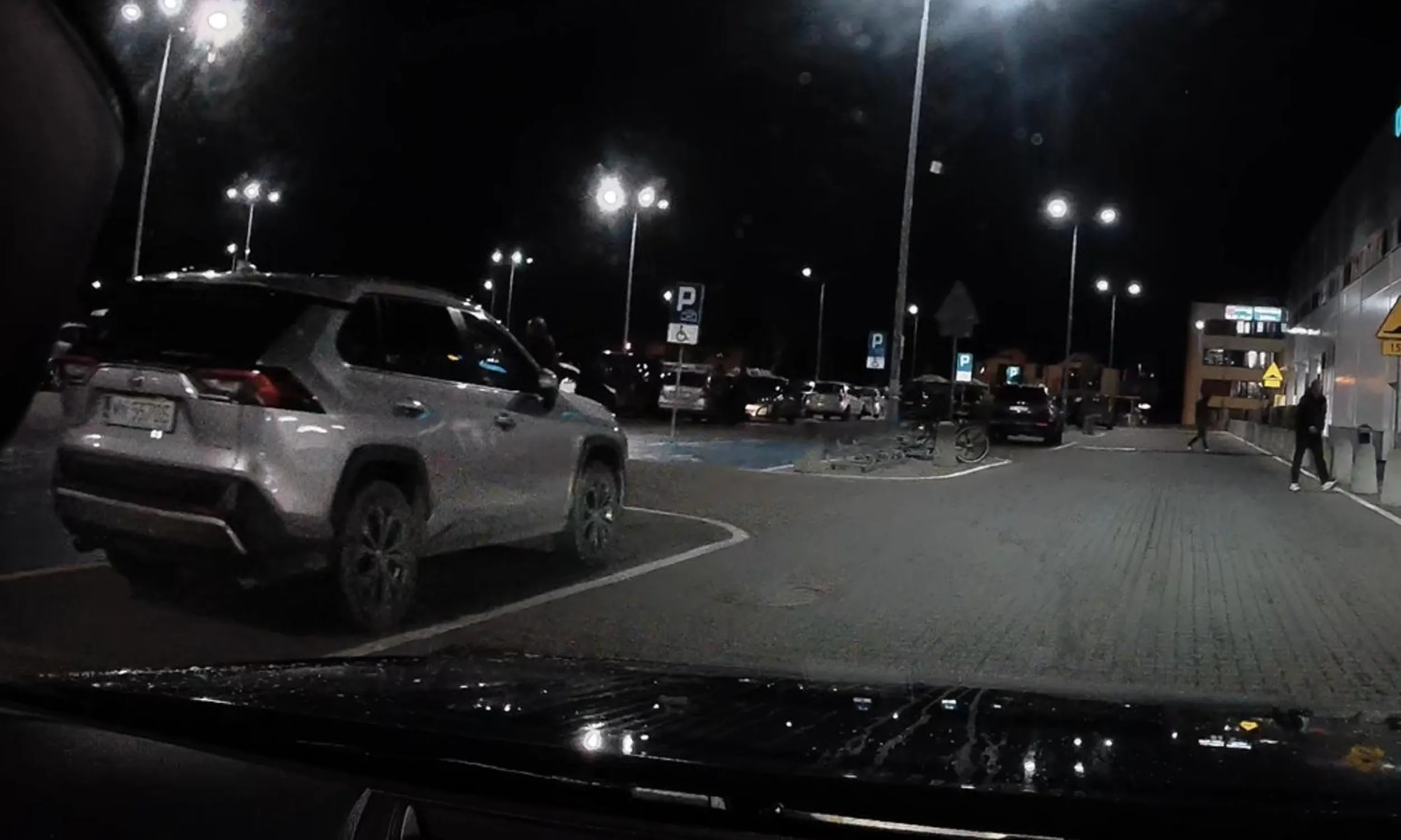 baran zrobił już sobie na stałe prywatne miejsce pod Castoramą - 15 metrów od wejścia na obszarze wyłączonym z ruchu, bo dupy się nie chce ruszyć by zaparkować poprawnie i przejść niewyobrażalne 30 metrów do wejścia