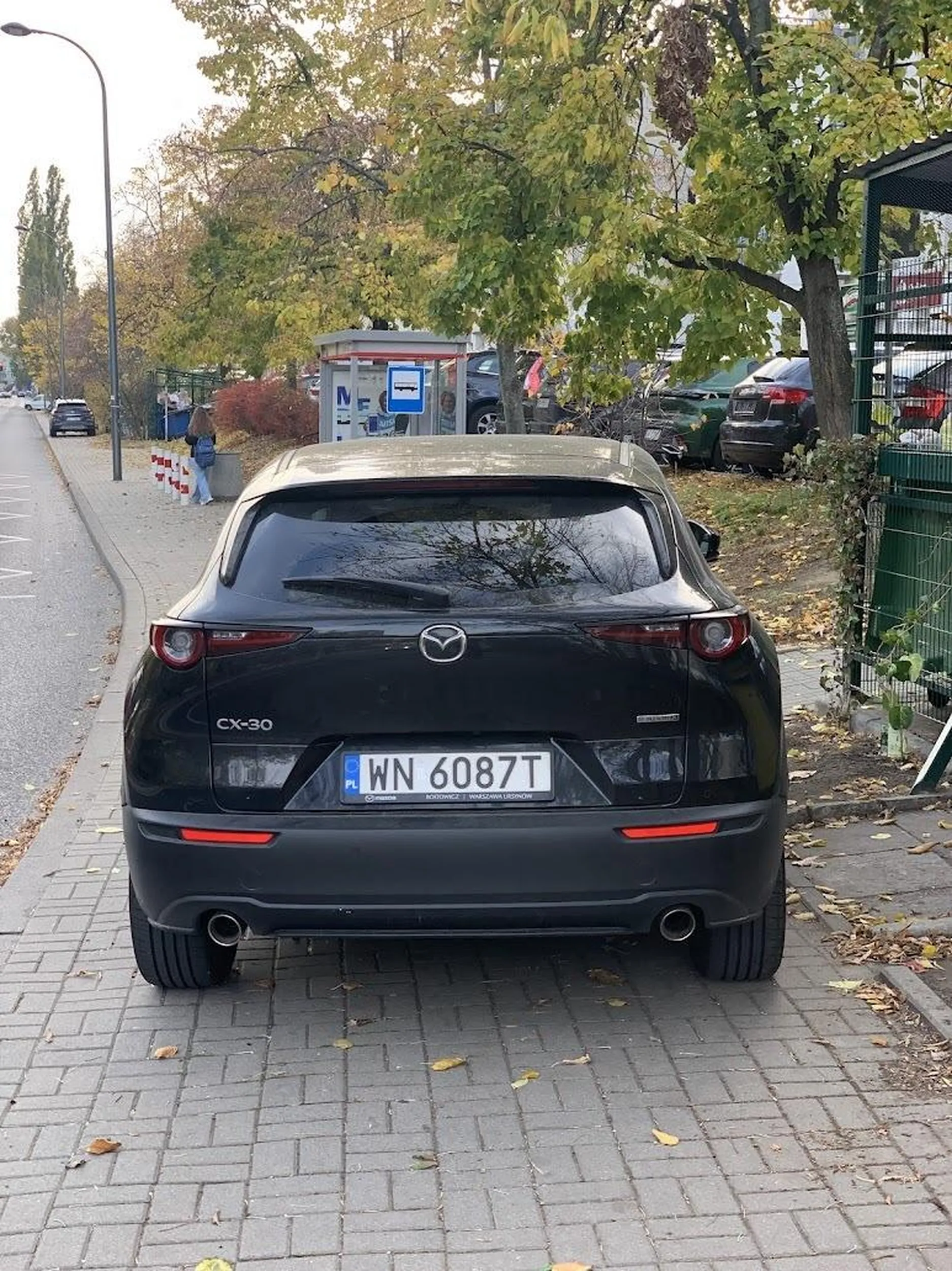 Parkowanie na chodniku.